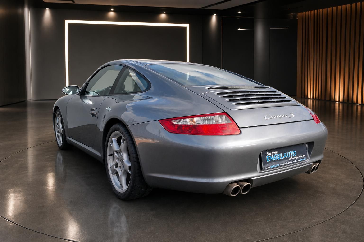 Porsche Carrera S silber - Heckansicht mit Doppelendrohr und eleganter Sportwagensilhouette