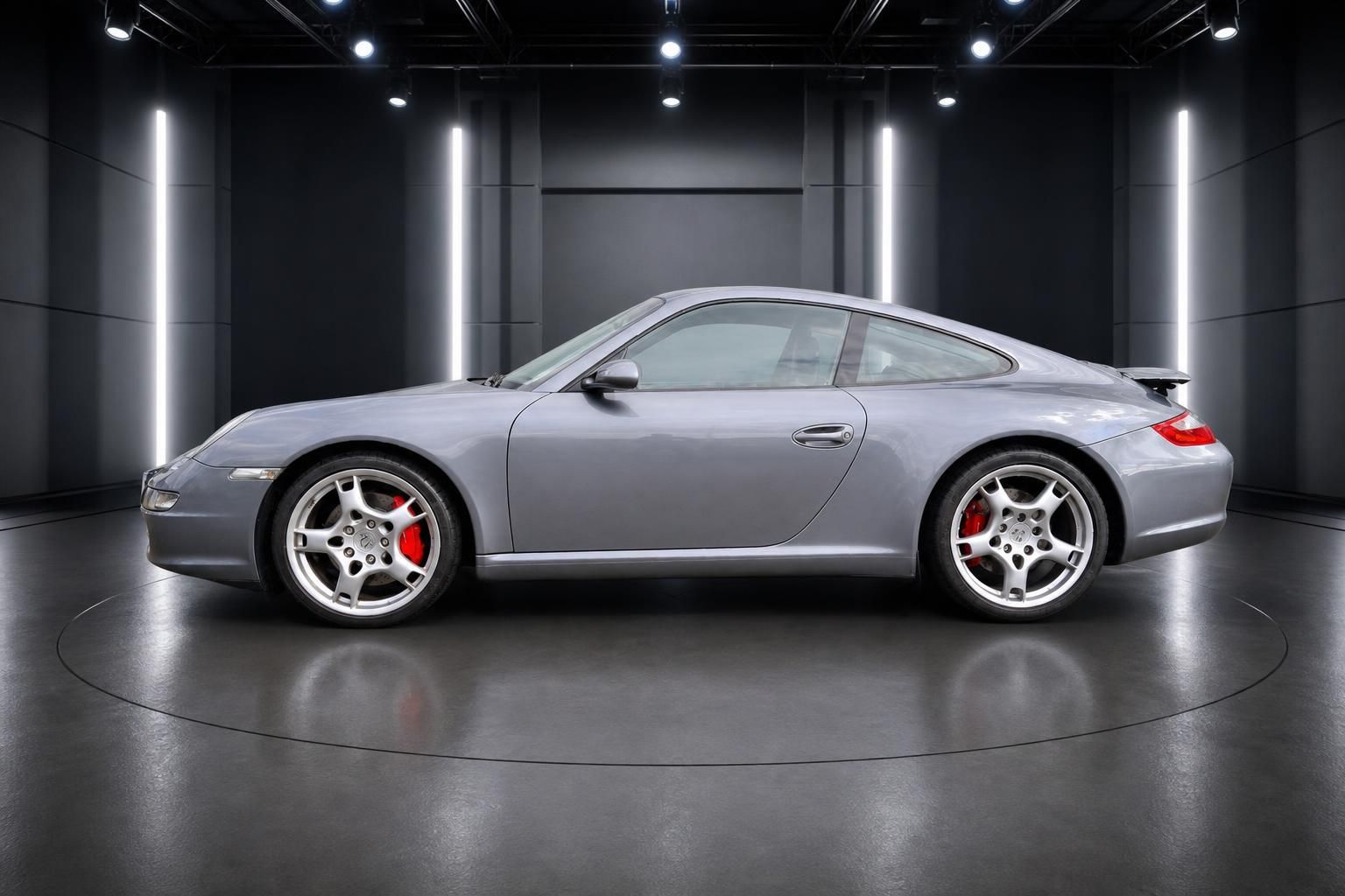 Porsche 911 silber - Seitenansicht mit roten Bremssätteln und Sporträdern im Showroom