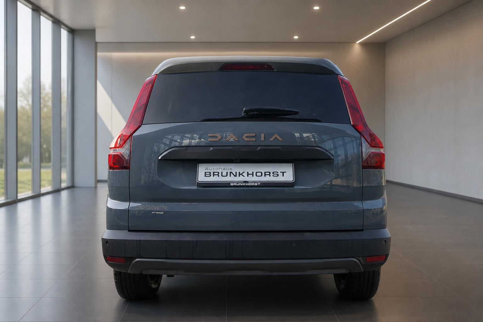 Dacia Heckansicht im Autohaus mit Brunkorst Kennzeichen - graues SUV von hinten fotografiert