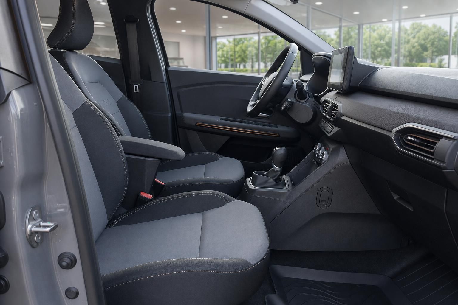 Fahrzeuginnenraum mit grauen Sitzen, modernem Cockpit und Schaltgetriebe im Autohaus