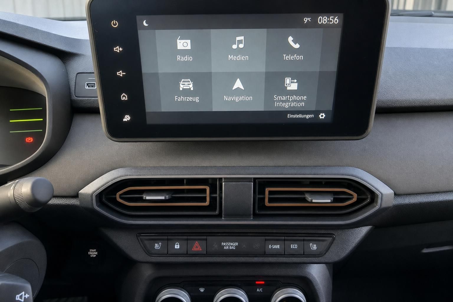 Touchscreen-Display mit Navigation, Radio und Smartphone-Integration im Fahrzeug-Cockpit