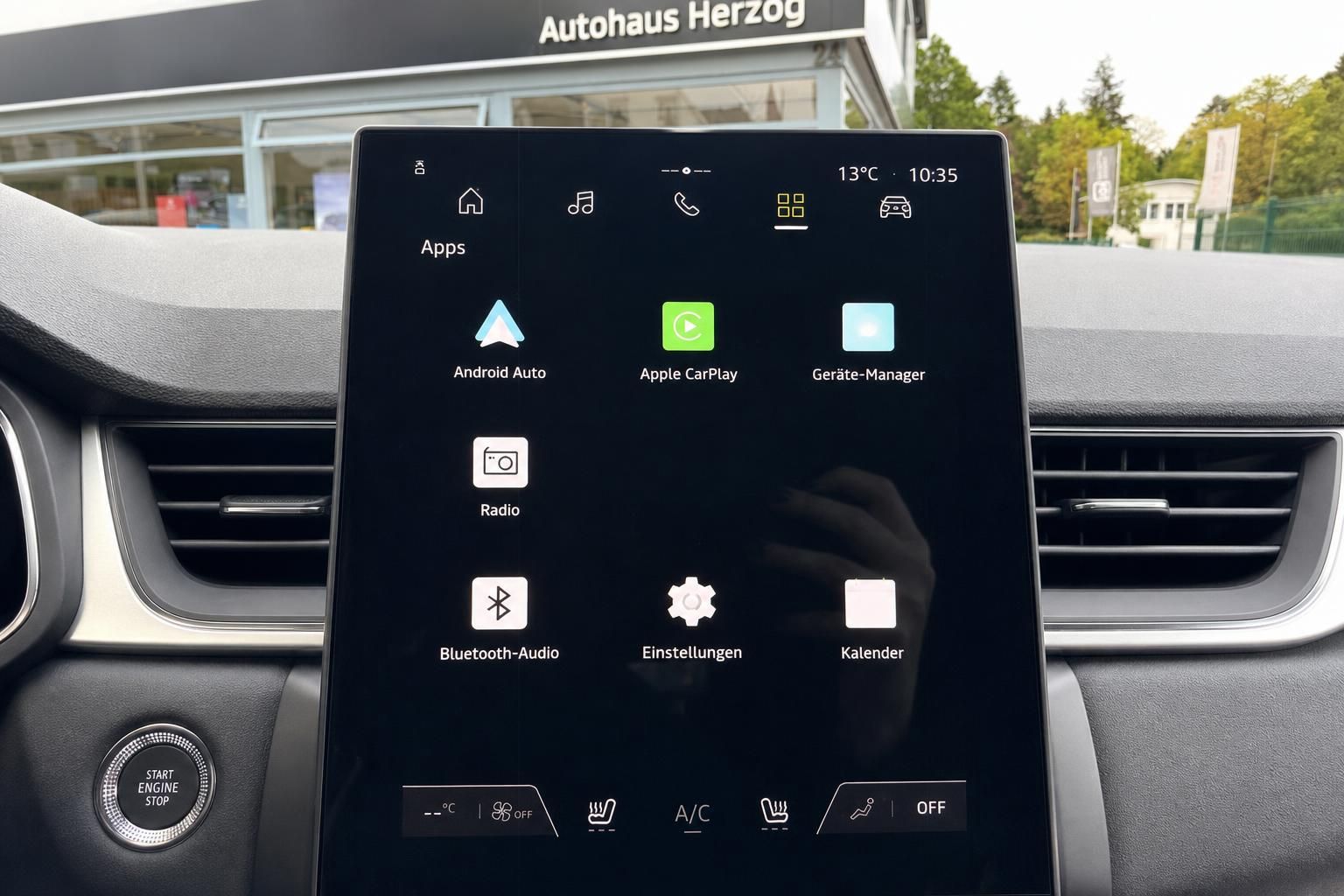Infotainment-Touchscreen mit Apps-Menü, Android Auto und Apple CarPlay im Mitsubishi ASX Innenraum