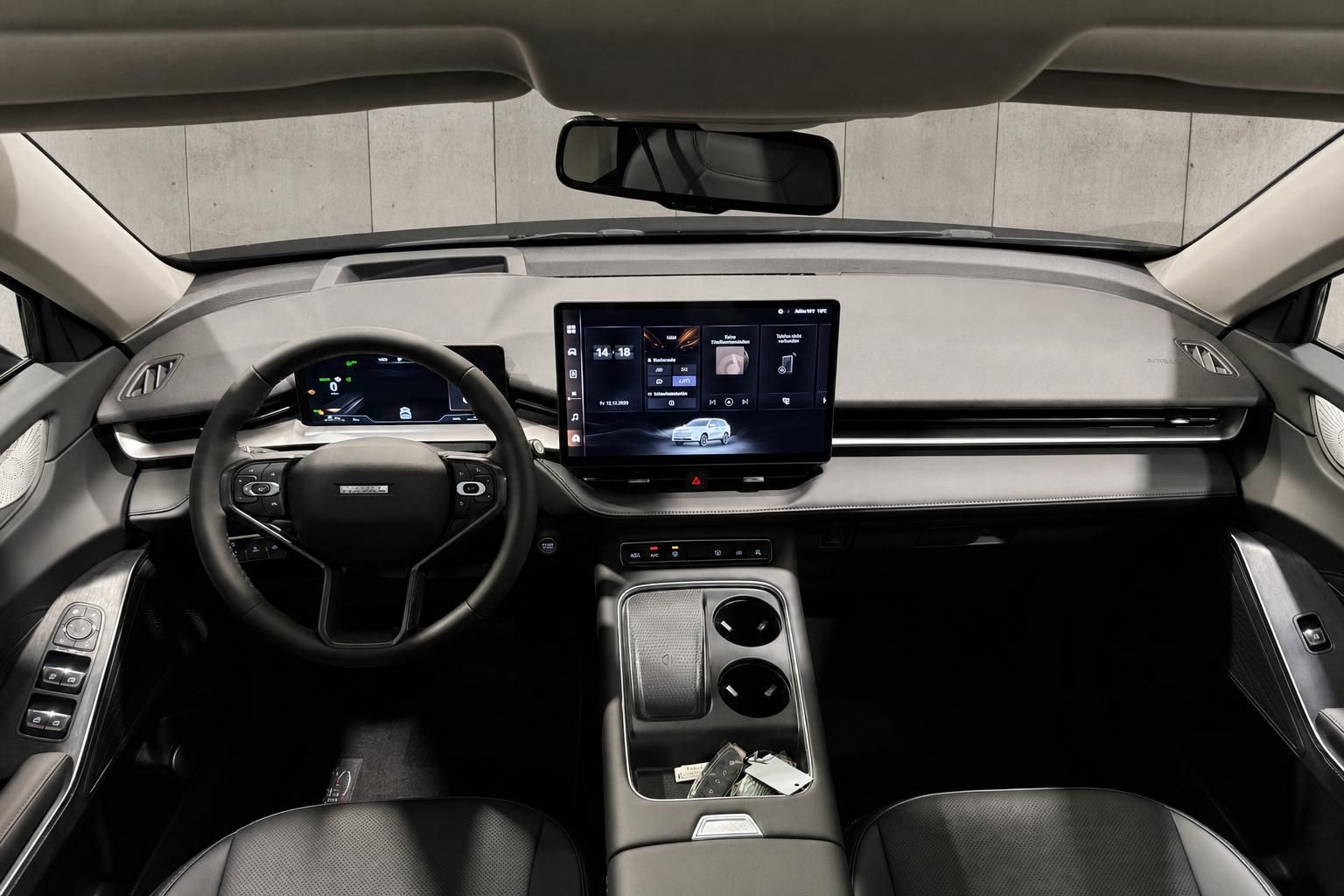 Cockpitansicht mit Lenkrad, Display und Mittelkonsole des Fahrzeugs