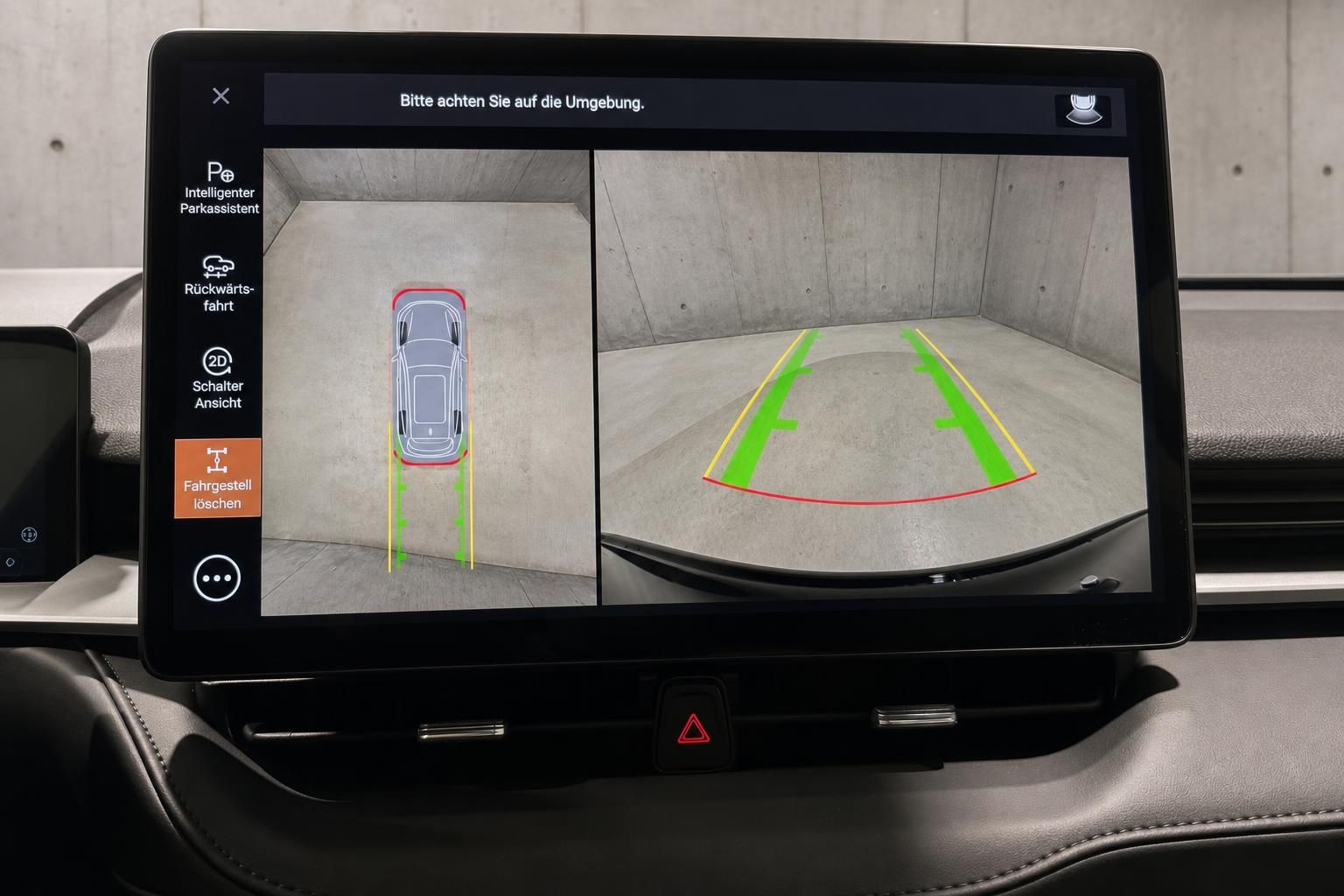 Infotainment-Bildschirm mit 360-Grad-Parkassistent und Kamerabild