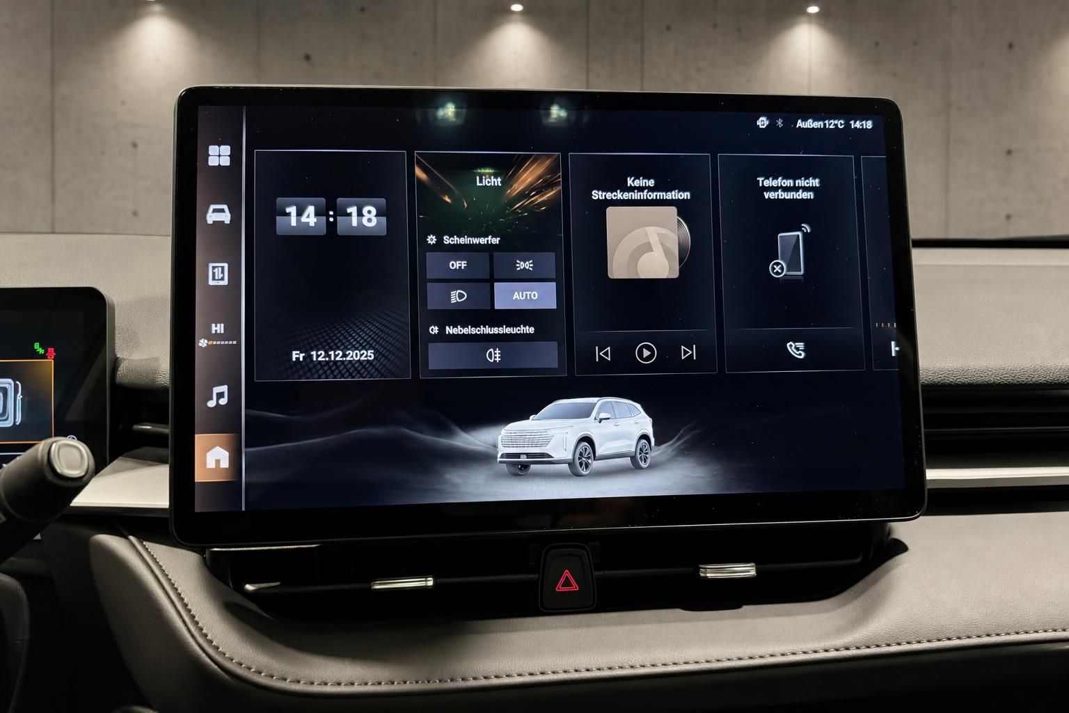 Touchscreen Infotainmentsystem mit Menü und SUV-Darstellung im Innenraum