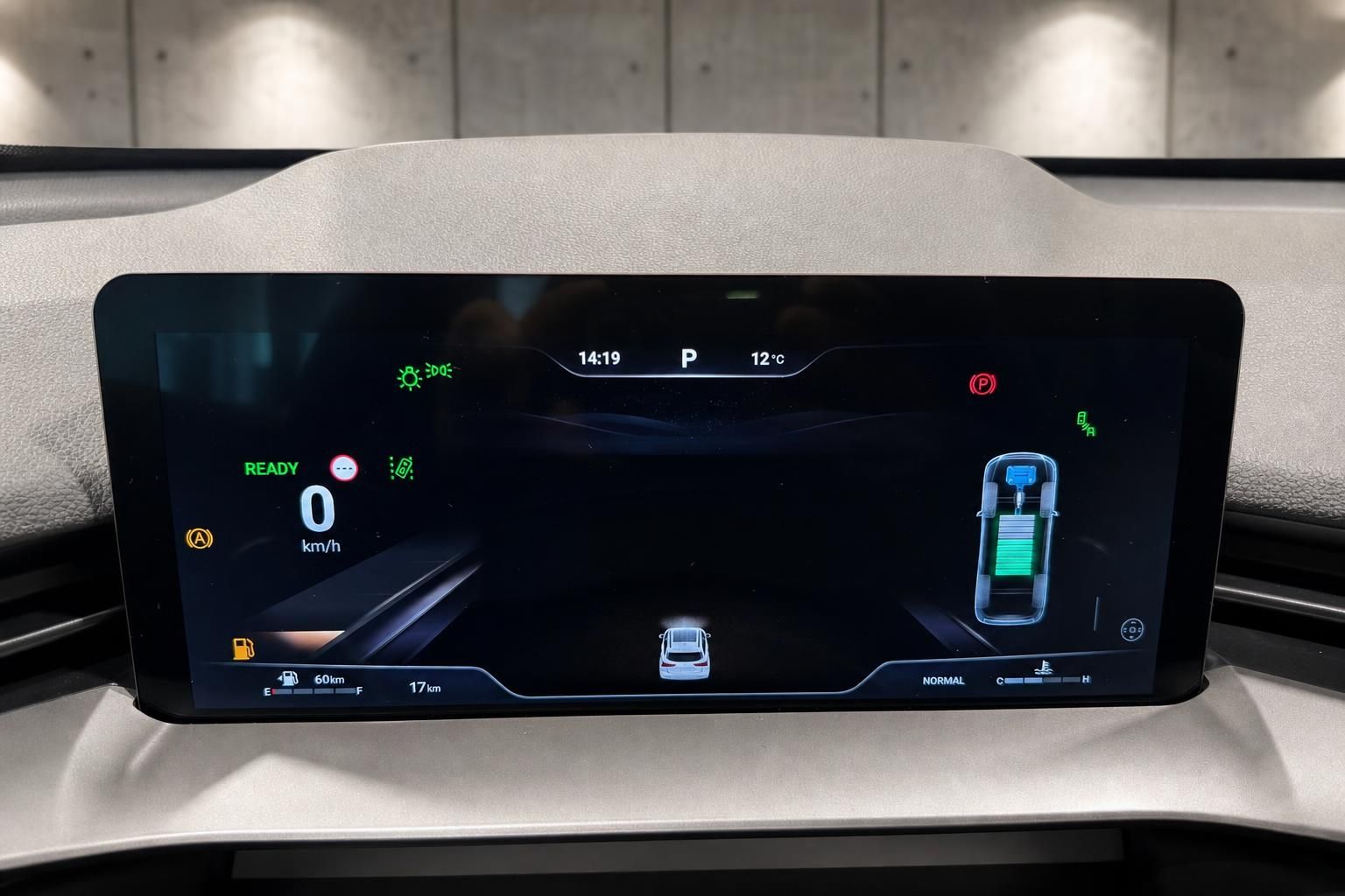 Digitales Kombiinstrument mit Batterieanzeige und Fahrzeuginfos im Cockpit