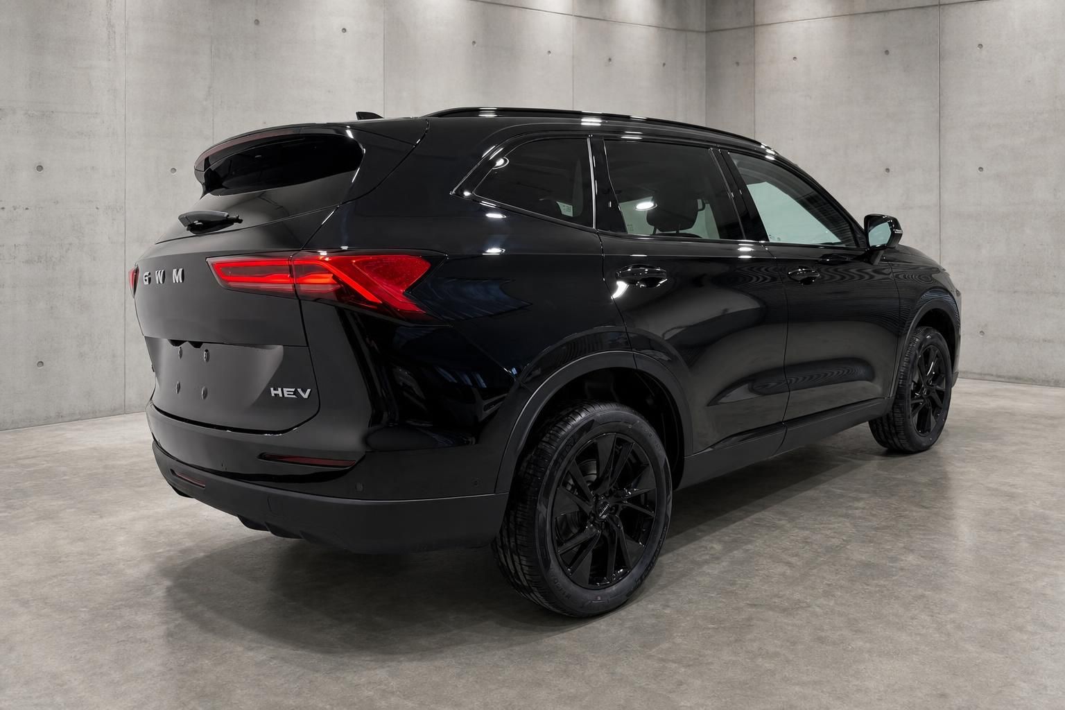 GWM HEV SUV schwarz, Heckansicht schraeg mit Ruecklichtern