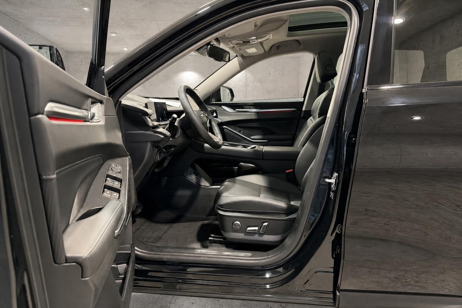 Innenraum Haval SUV, Fahrersitz und Cockpit mit offener Tuer