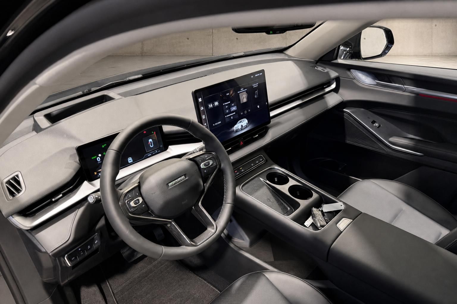 Cockpit mit Lenkrad, Digitaltacho und Touchscreen Infotainment
