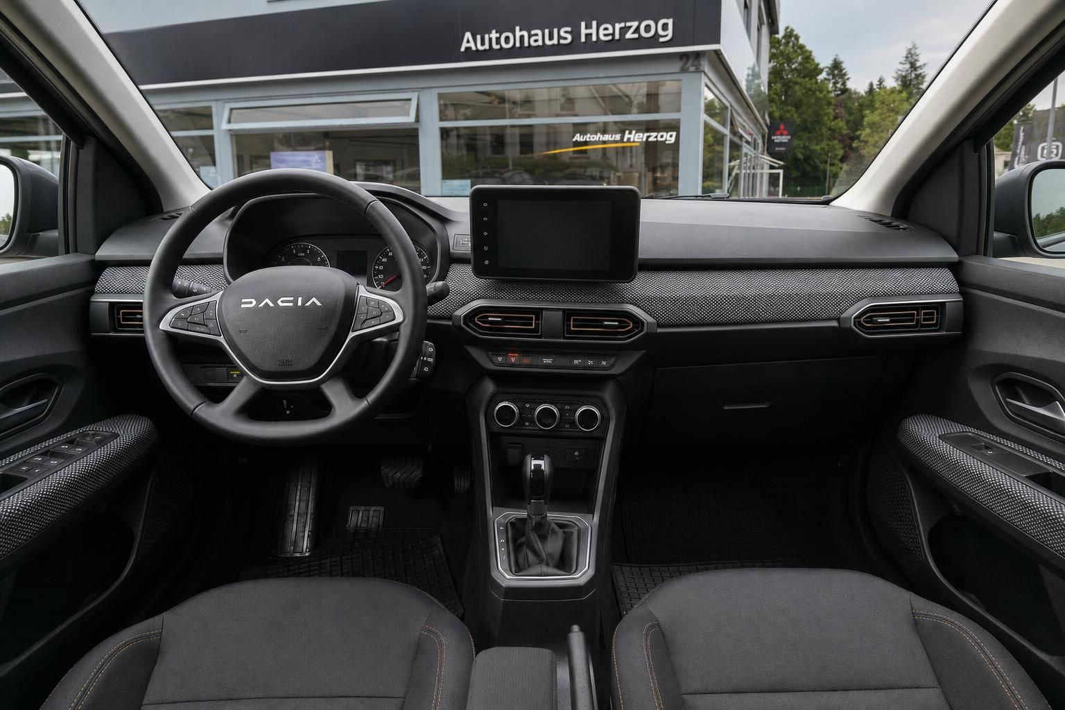 Dacia Stepway Armaturenbrett und Cockpit - schwarzes Interieur mit Touchscreen und Lederlenkrad