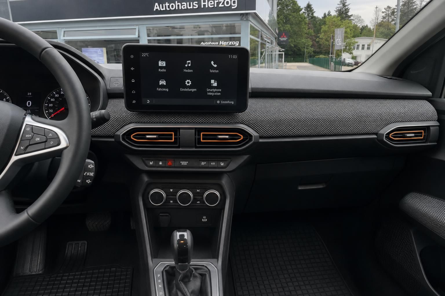 Dacia Fahrzeug Innenraum Dashboard mit Infotainment-System und modernen Armaturen