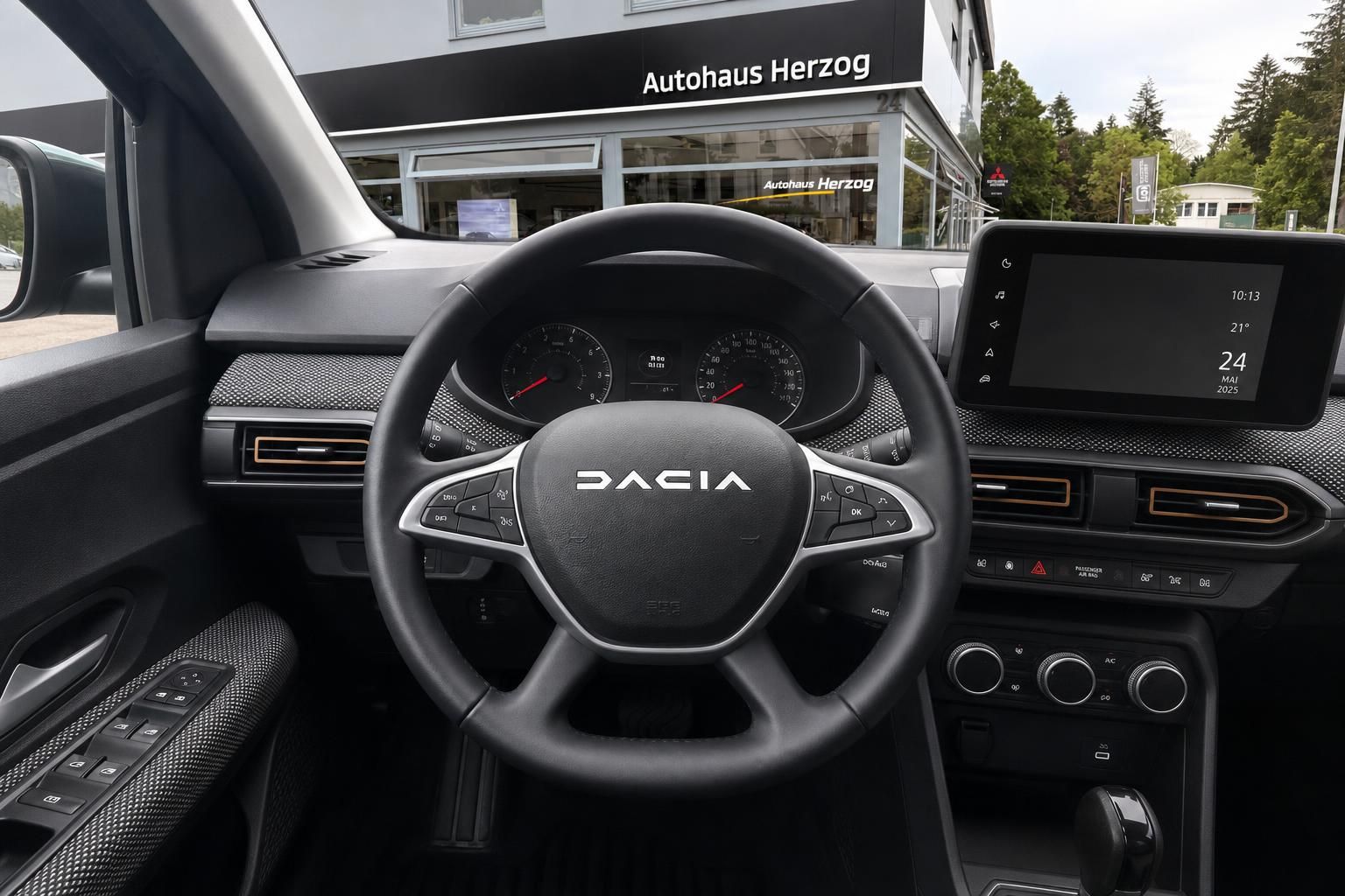 Dacia Cockpit mit Lenkrad und digitalem Display im modernen Innenraum