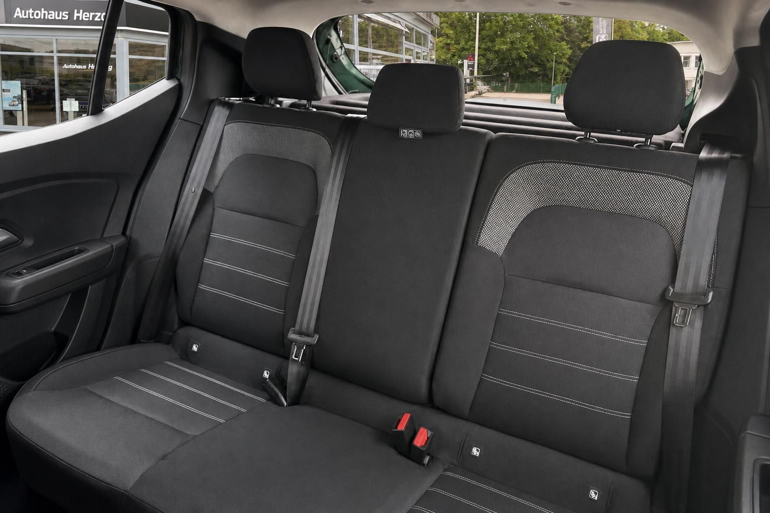 Dacia Rücksitze in schwarzem Stoff mit grauen Kontrastnähten und ISOFIX-Befestigung