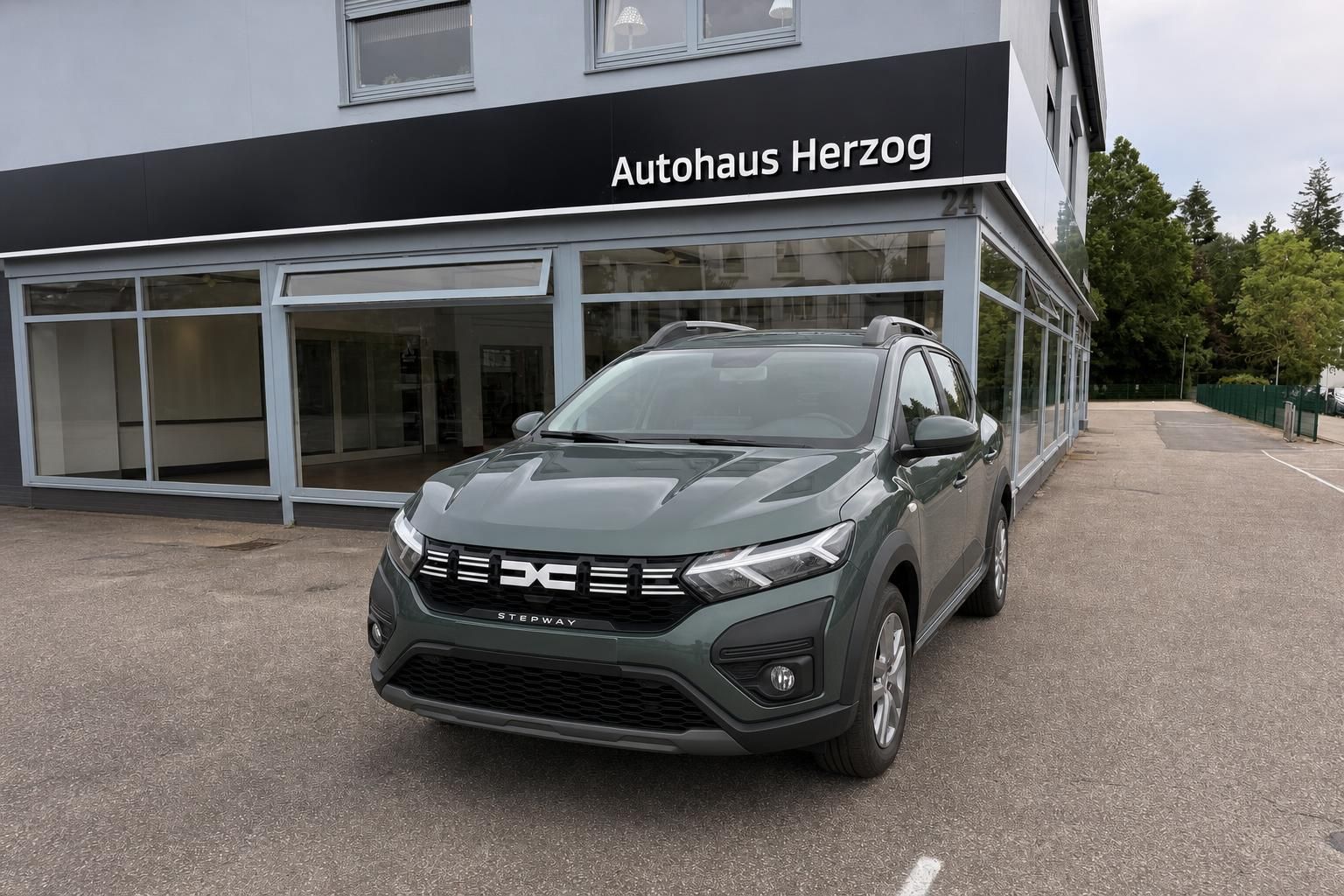 Dacia Stepway SUV Frontansicht in Grau vor Autohaus - kompakter Crossover mit modernem Design