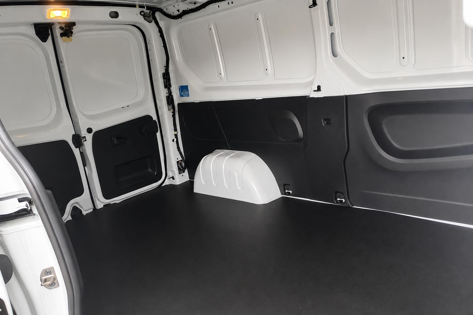 Leerer Laderaum eines weißen Transporters mit schwarzer Bodenverkleidung
