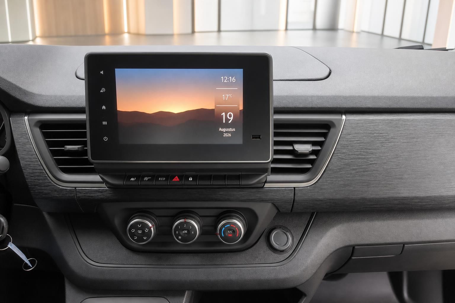 Touchscreen Infotainment System im Cockpit eines Transporters