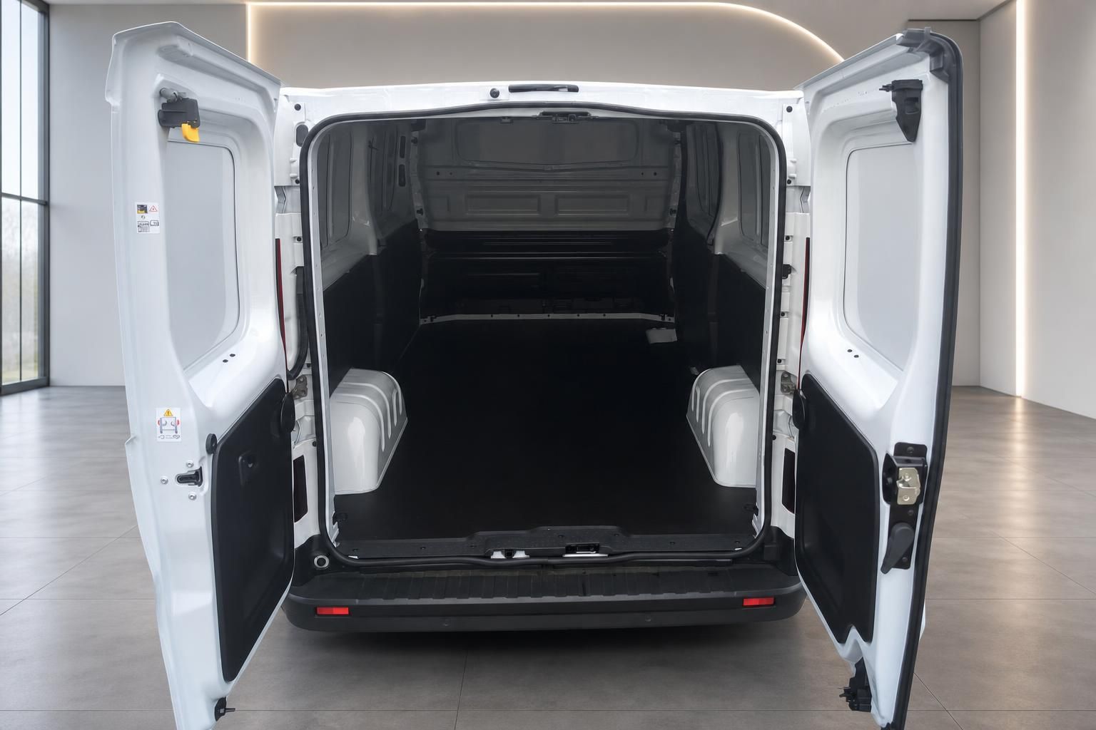 Weißer Transporter mit geöffneten Hecktüren und leerem Laderaum