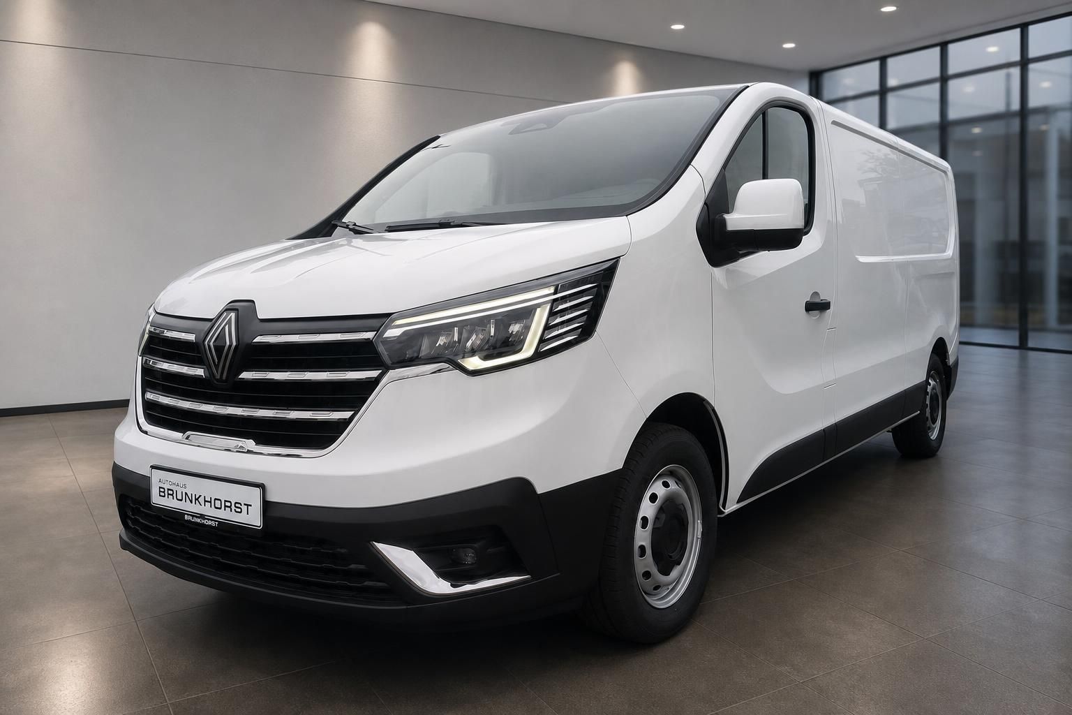 Renault Trafic Kastenwagen weiß Frontansicht seitlich im Showroom