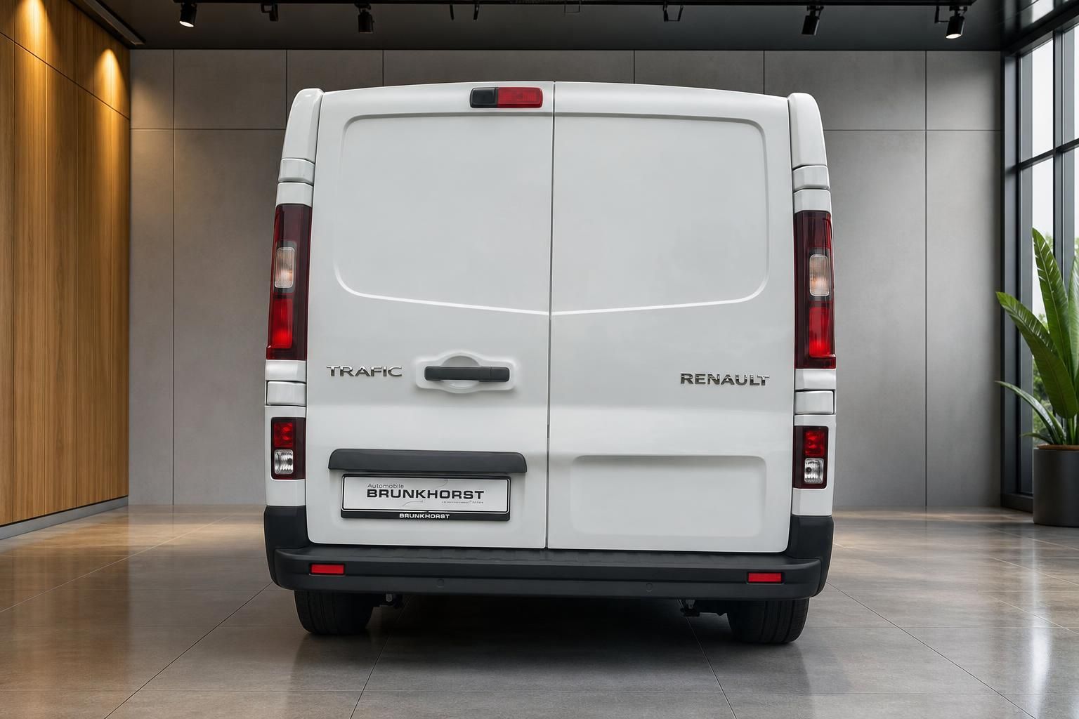 Renault Trafic weiß Heckansicht mit Doppeltür im Autohaus Brunkhorst