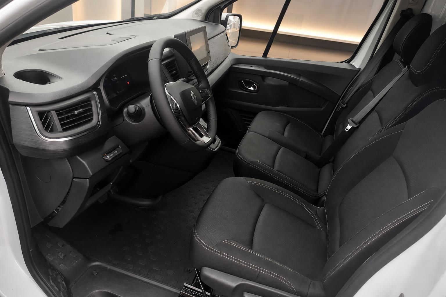 Renault Trafic Innenraum mit schwarzen Sitzen und Cockpit im Detail