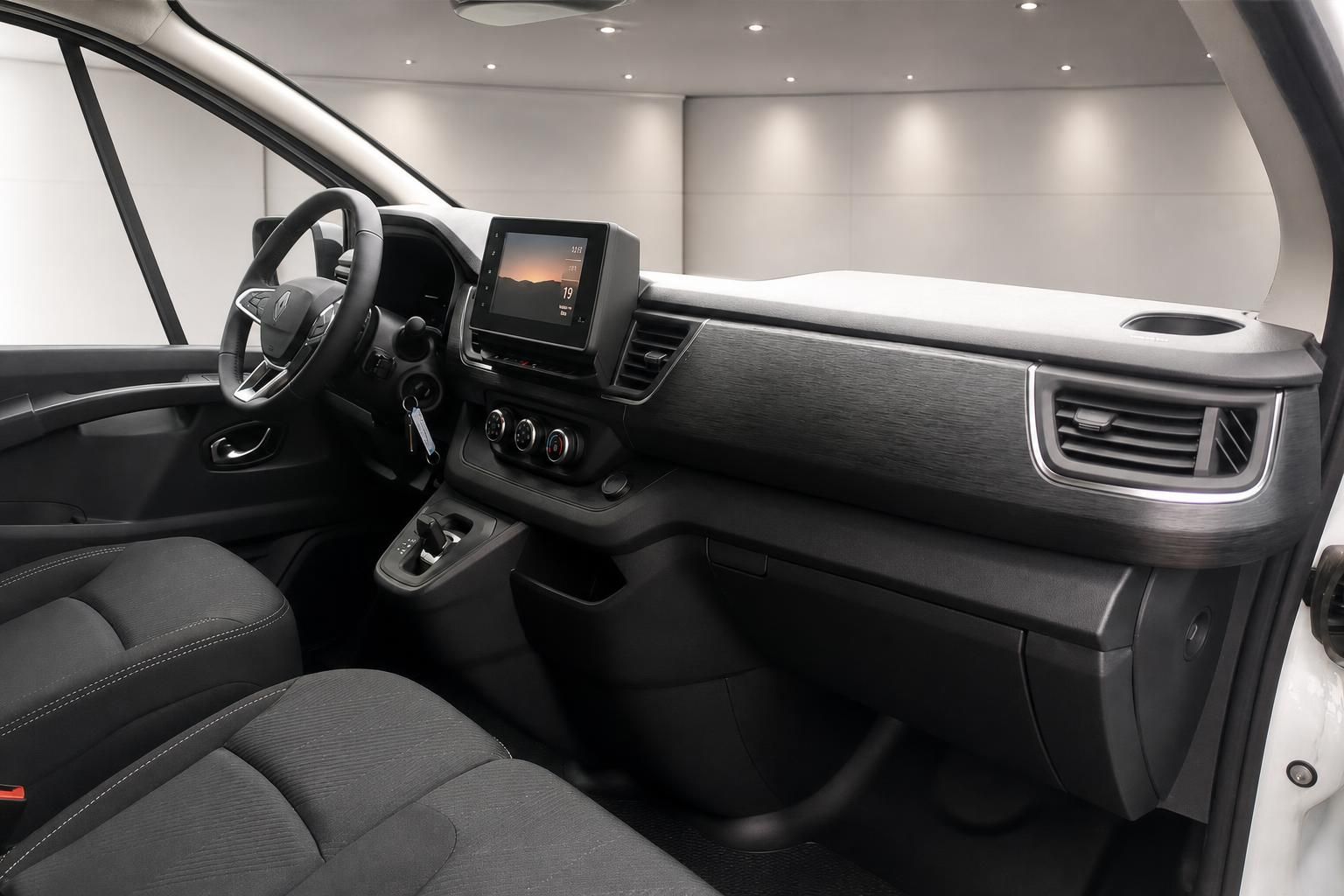 Renault Trafic Armaturenbrett mit Touchscreen und Lenkrad im Detail