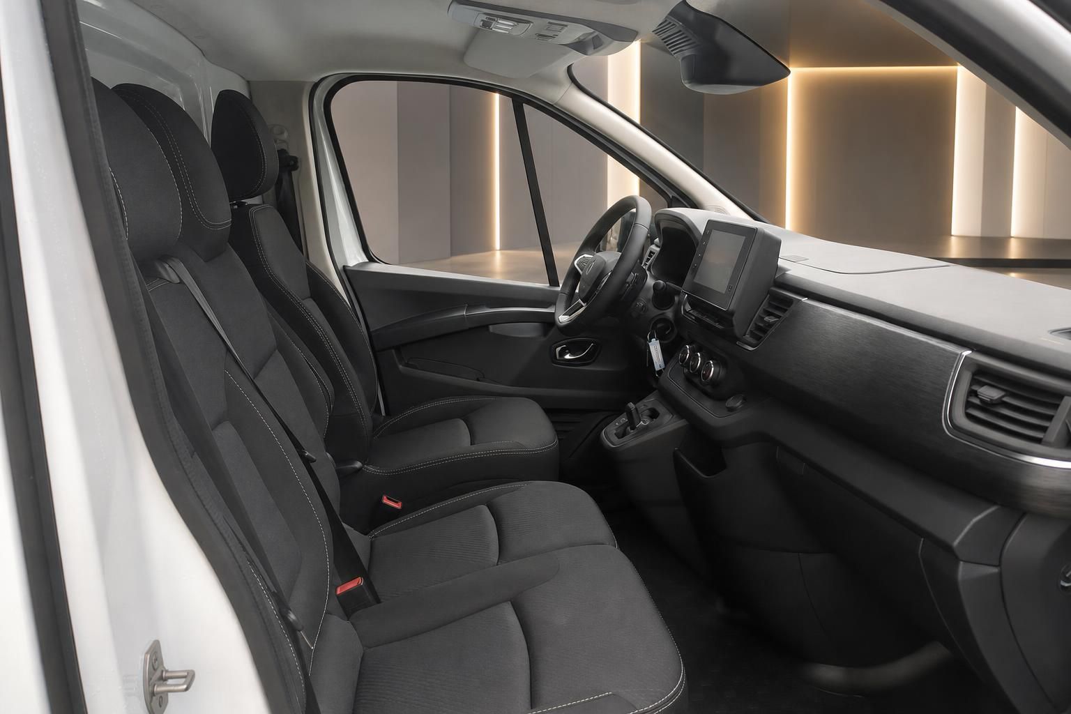 Innenraum eines Transporters mit schwarzen Sitzen und Cockpit im Detail