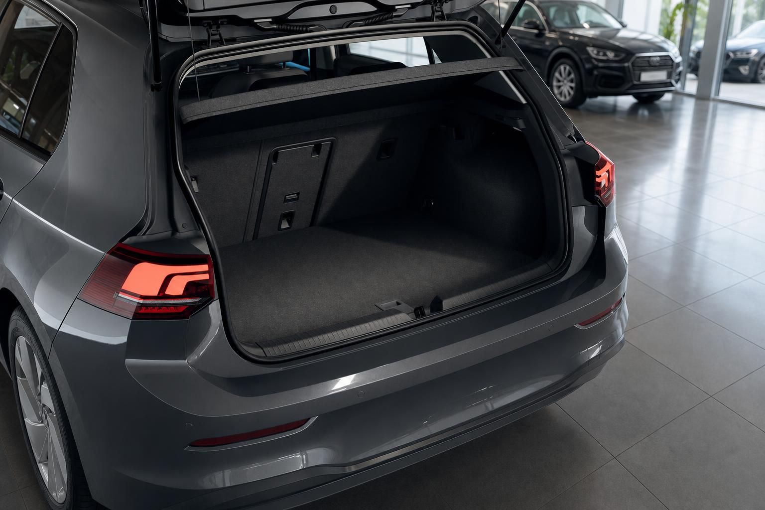VW Golf Kofferraum mit geöffneter Heckklappe und Ladefläche