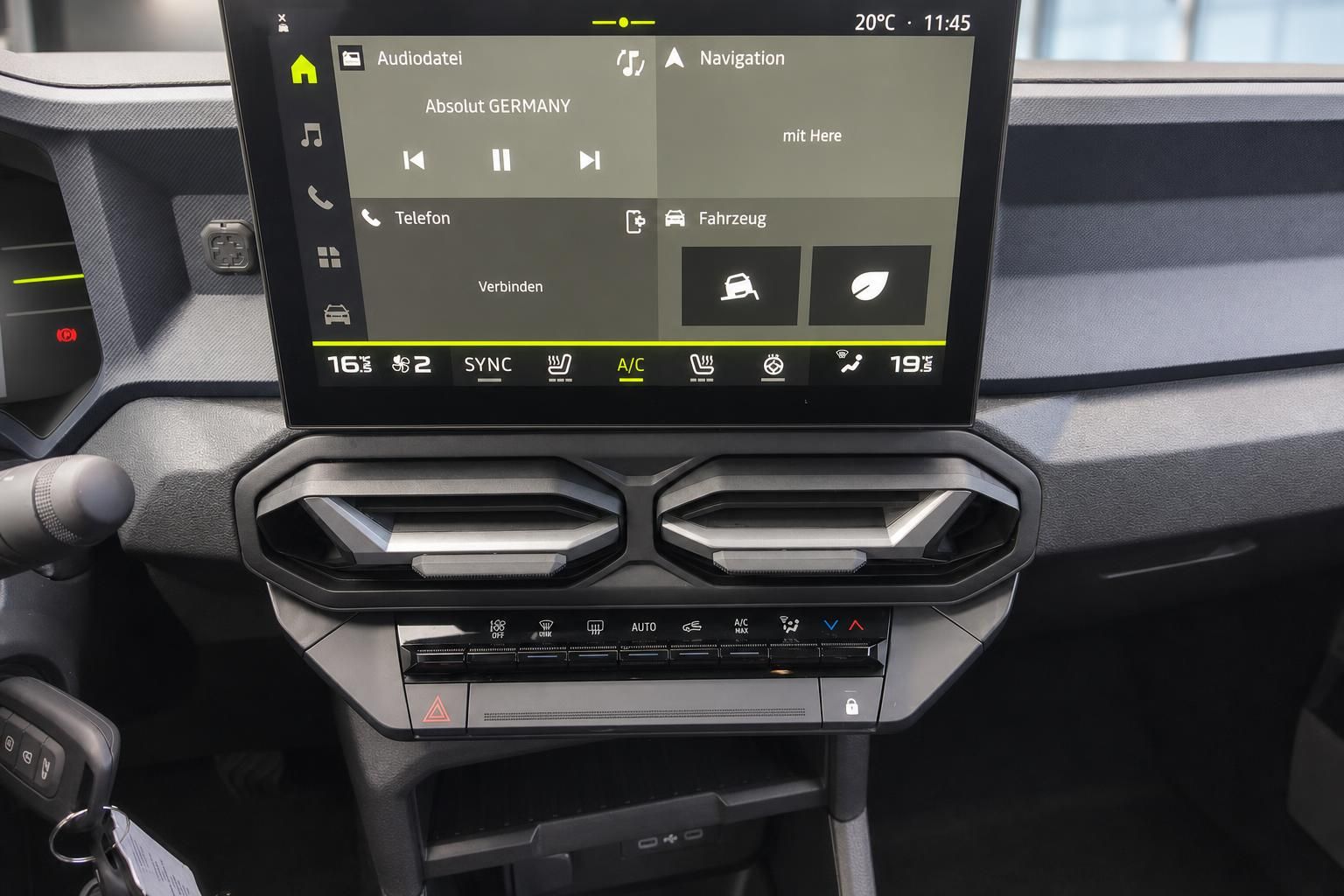 Infotainment-Display mit Navigation und Klimabedienung im Fahrzeug-Cockpit