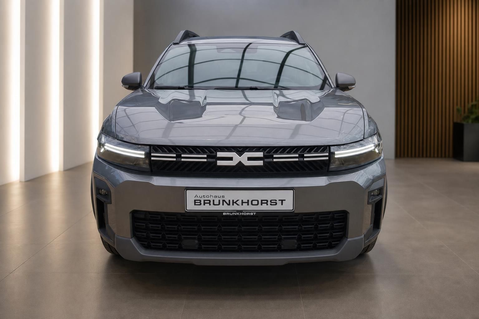 Dacia Bigster SUV grau Frontansicht mit Kuehlergrill und Kennzeichenhalter