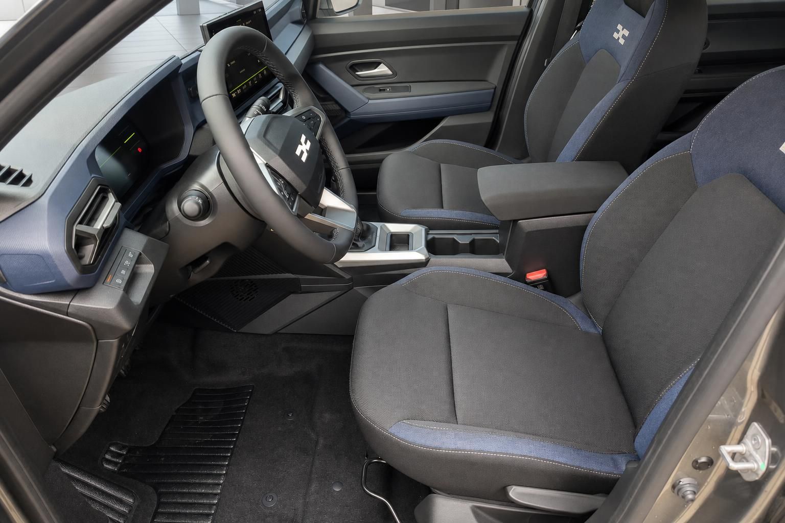 Cockpit Ansicht Fahrersitz und Mittelkonsole mit Schaltung