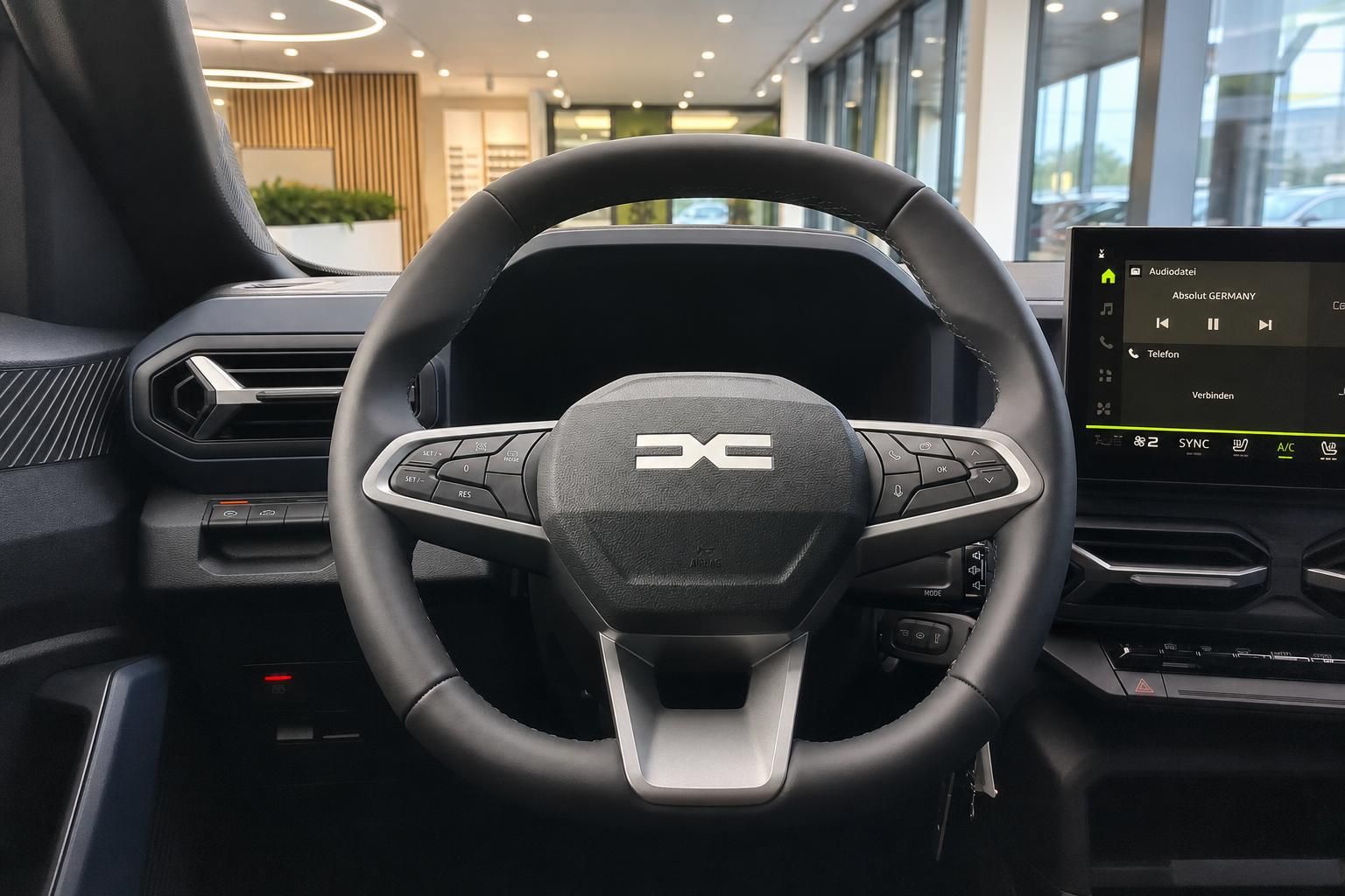 Dacia Cockpit Lenkrad Nahaufnahme mit Multifunktionstasten im Autohaus