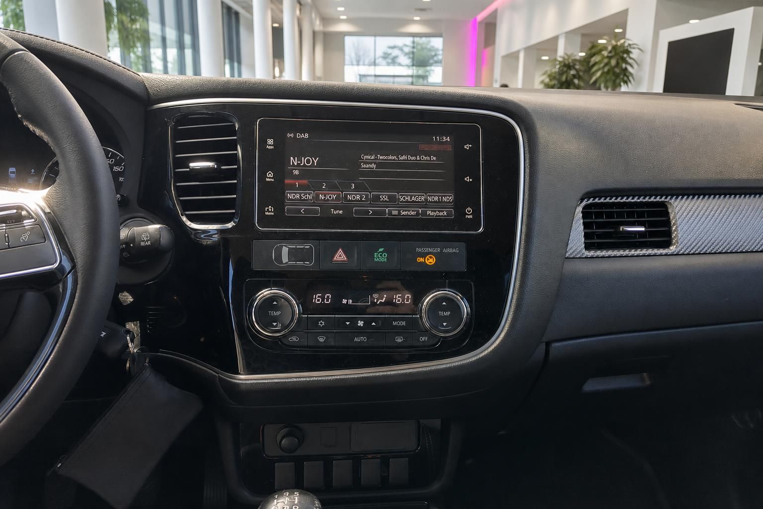 Mittelkonsole mit Infotainment-Display und Klimaautomatik im Fahrzeuginnenraum