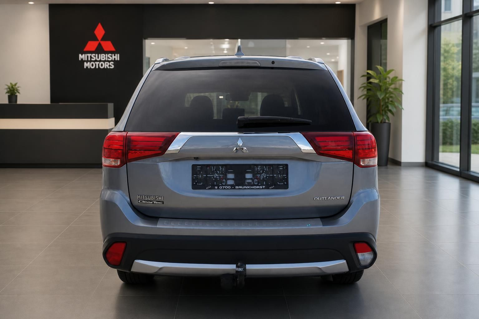 Mitsubishi Outlander Heckansicht in grau - SUV Rückseite mit Mitsubishi Motors Logo im Autohaus