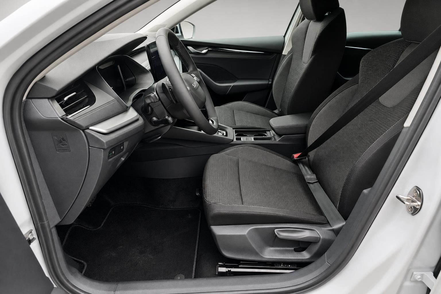 Skoda Innenraum Vordersitze und Cockpit, Blick durch Fahrertür