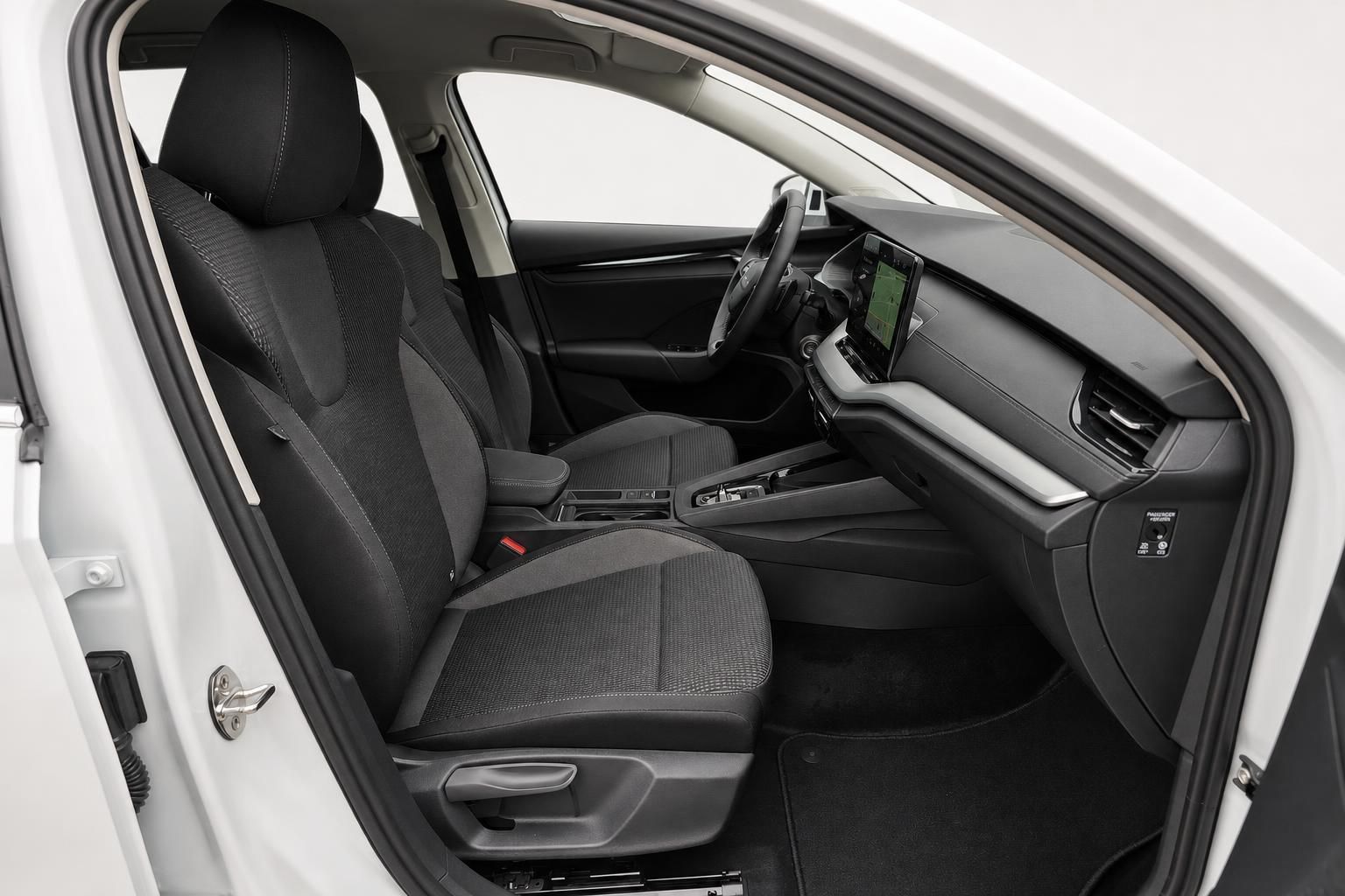 Skoda Fahrersitz und Armaturenbrett mit Touchscreen, Innenansicht