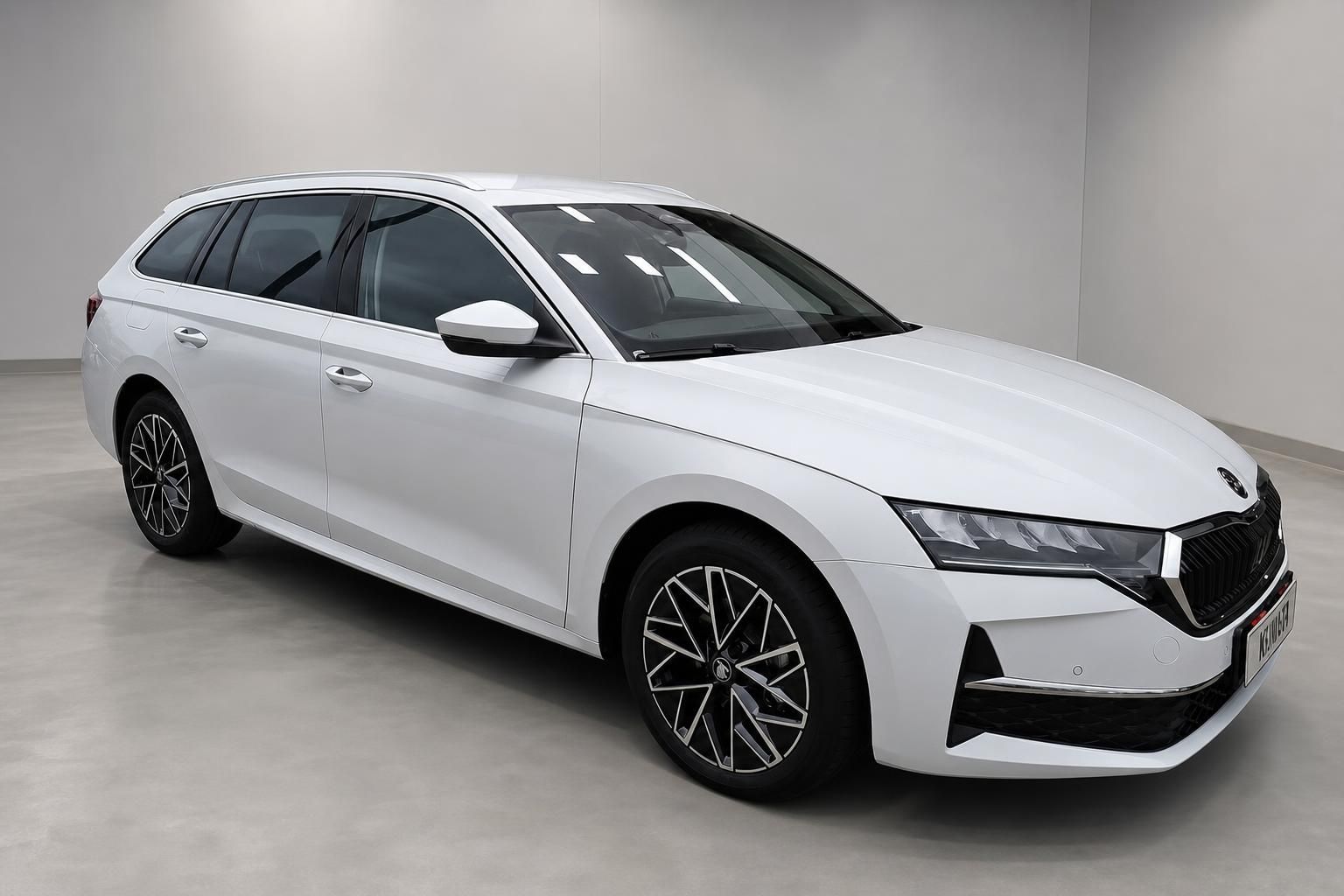 Skoda Octavia Combi weiß, Frontansicht seitlich im Studio