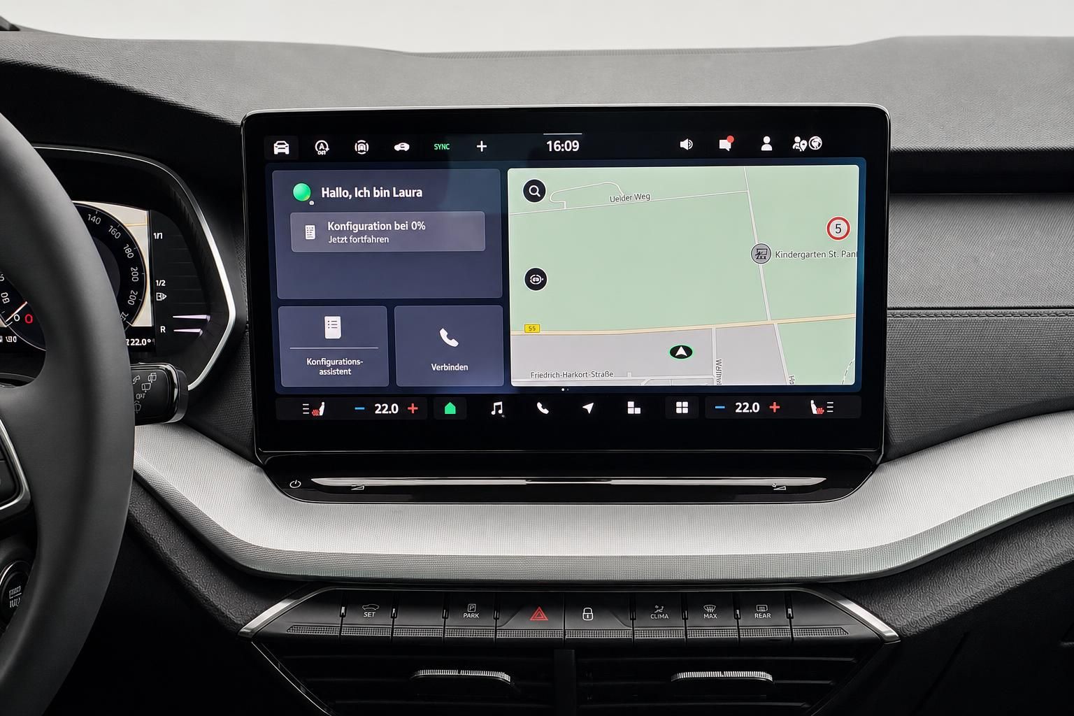 Skoda Infotainment-Bildschirm mit Navigation und Sprachassistent