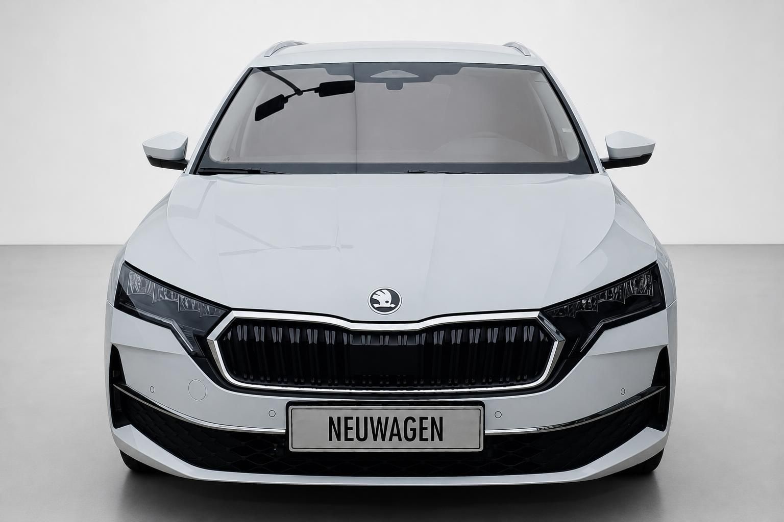 Skoda Octavia weiß, Frontansicht mit Kennzeichen Neuwagen