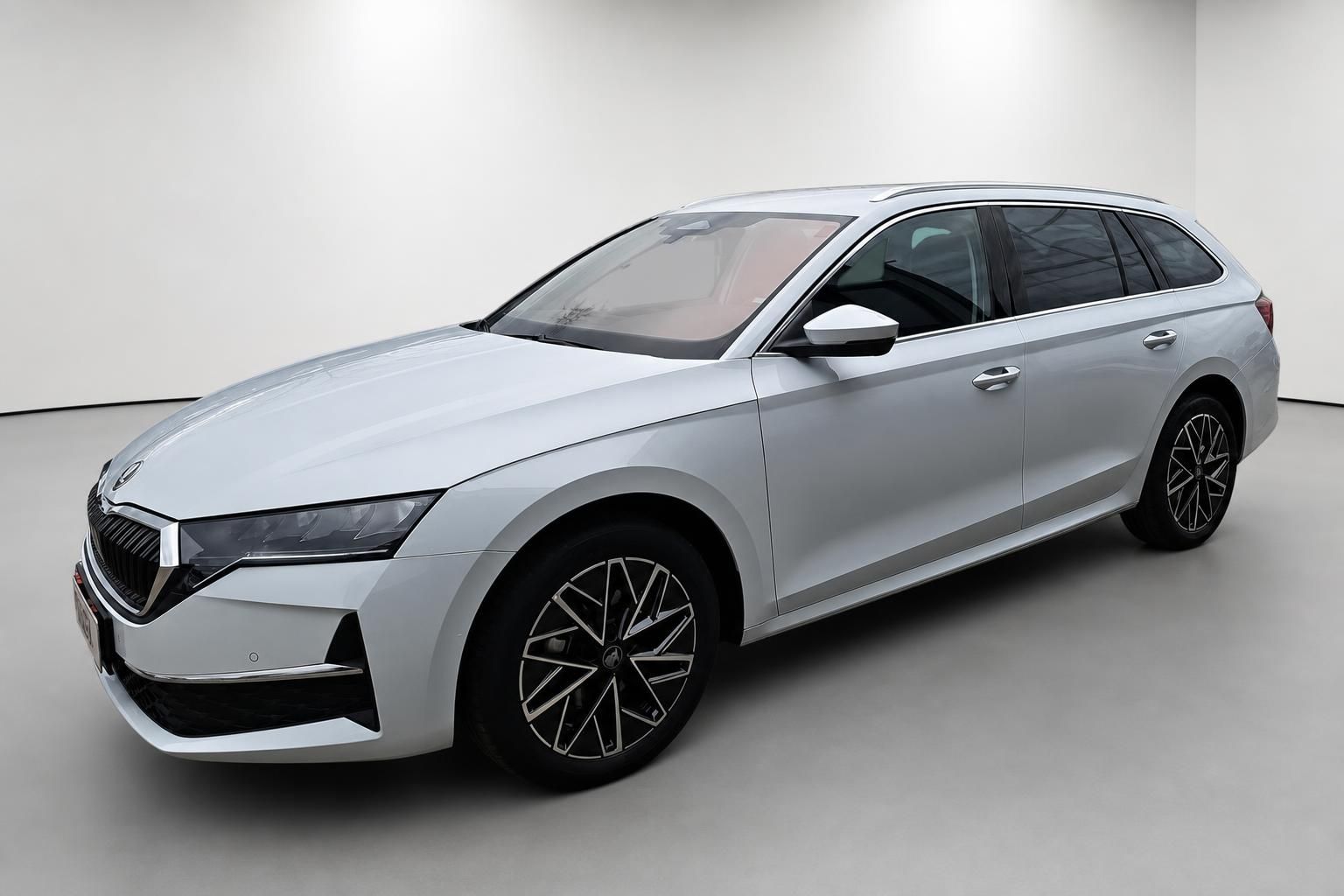 Skoda Octavia Combi silber, Frontansicht schräg im Studio