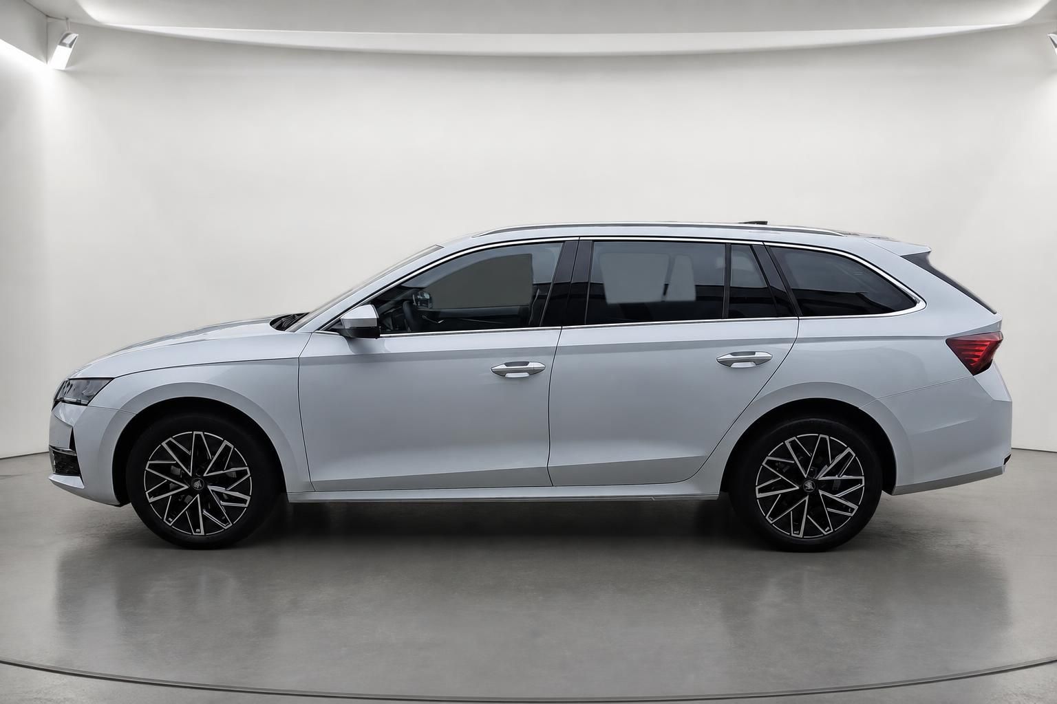 Skoda Octavia Combi silber, Seitenansicht im Fotostudio
