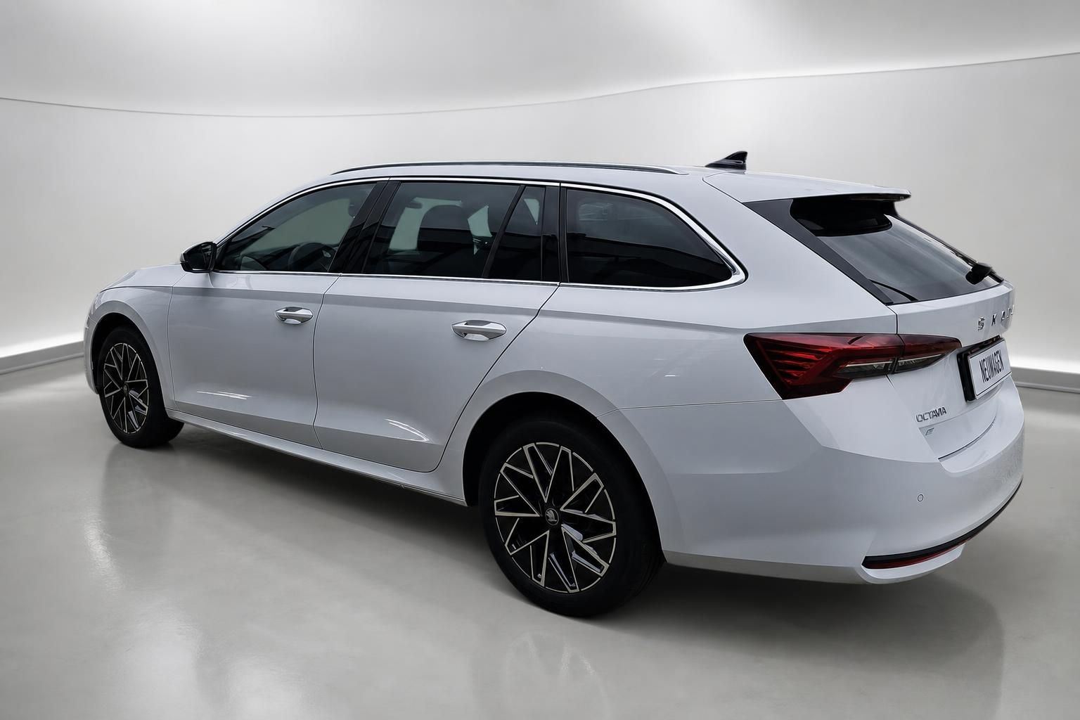 Skoda Octavia Combi weiß, Heckansicht seitlich im Studio