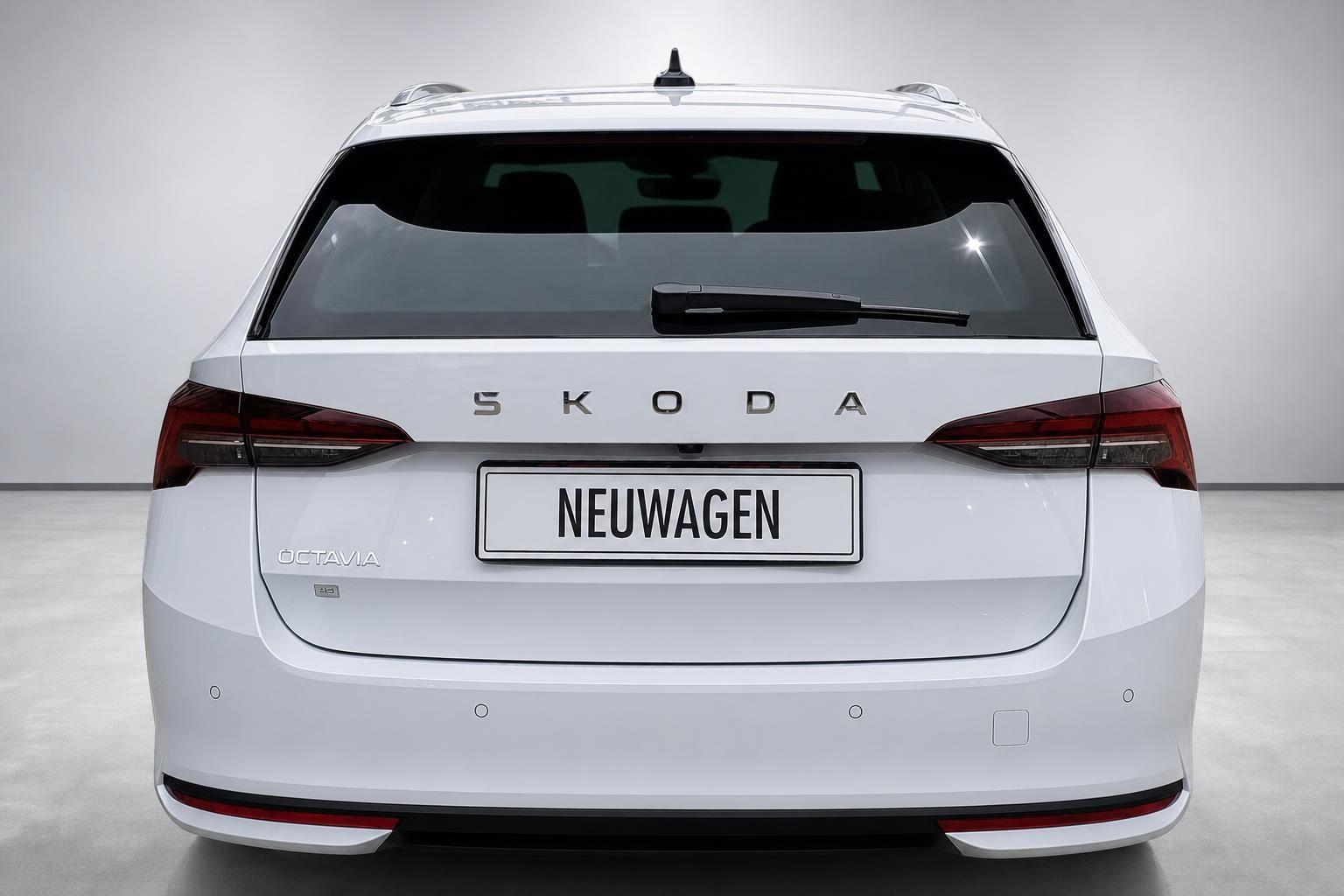 Skoda Octavia Combi weiß, Heckansicht im Studio