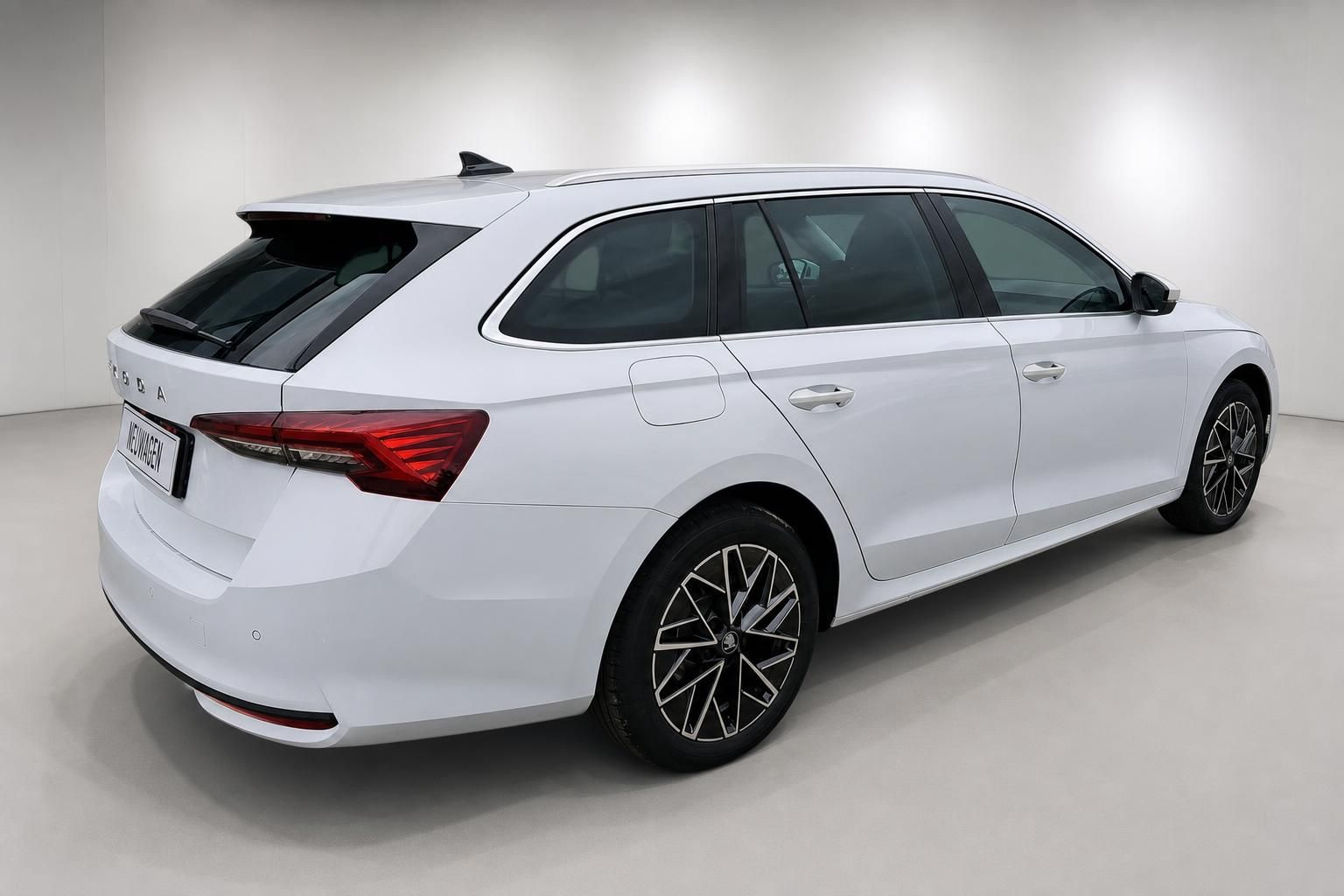 Skoda Octavia Combi weiß, Seiten-Heckansicht mit Alufelgen
