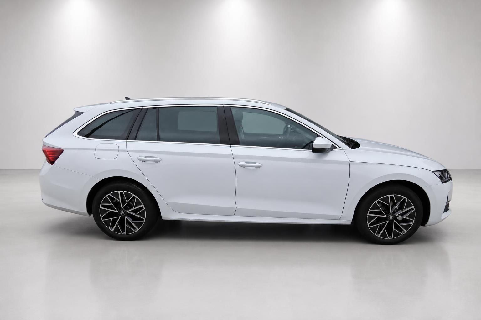 Skoda Octavia Combi weiß, Seitenansicht im Profil