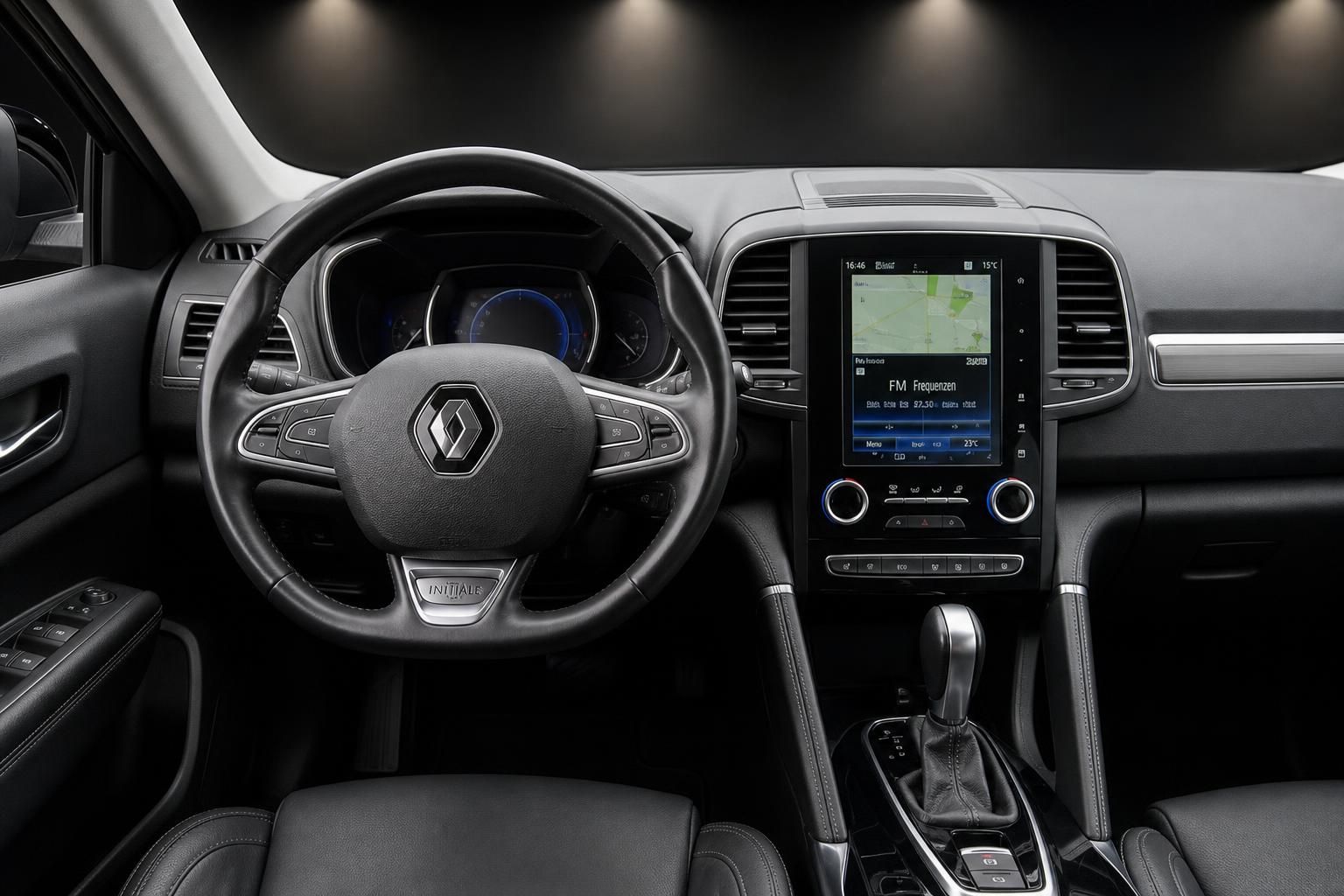 Renault Innenraum mit Lederlenkrad und Navigationssystem im Cockpit