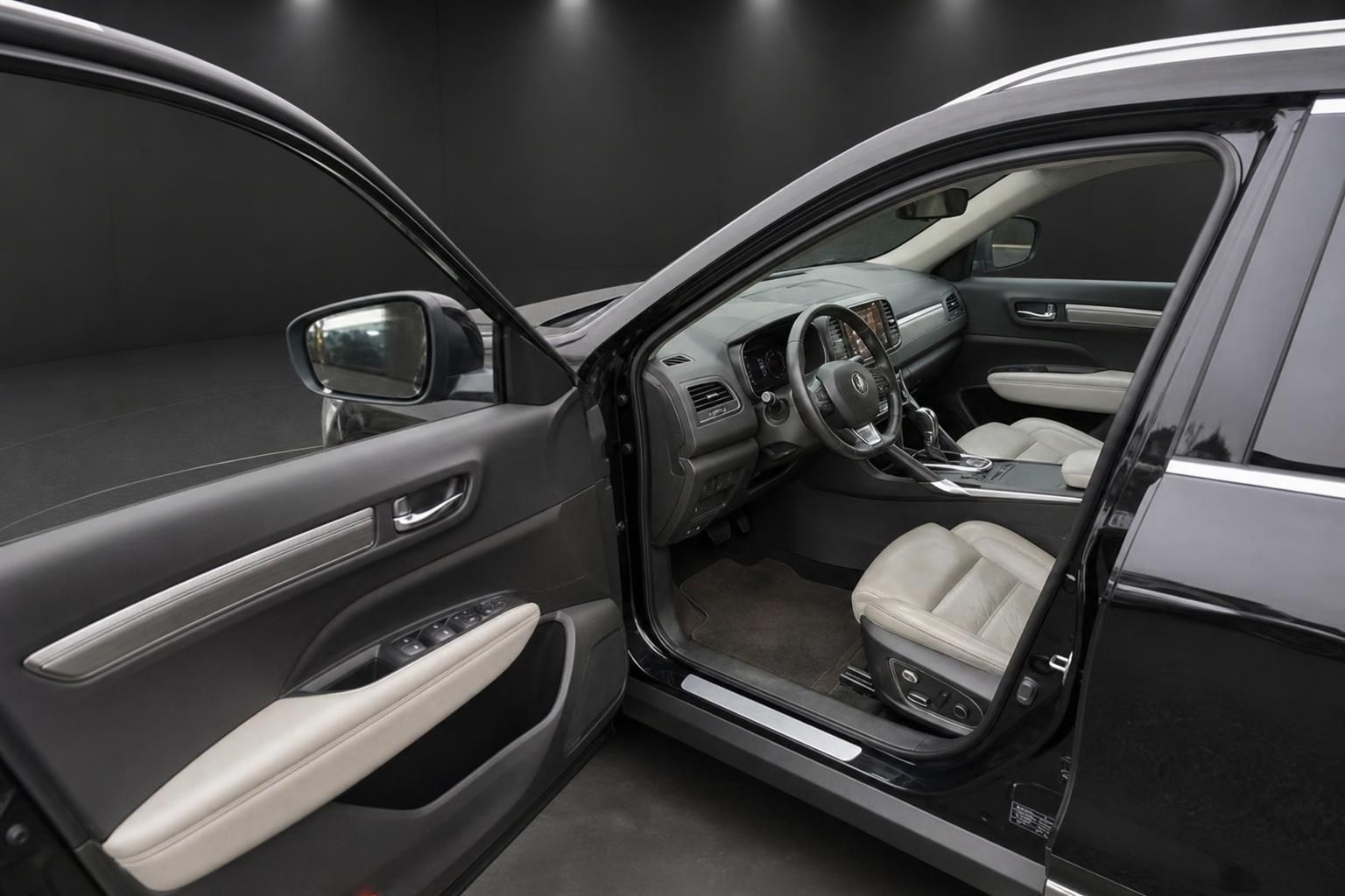 Renault Koleos Innenraum mit heller Lederausstattung und geöffneter Fahrertür