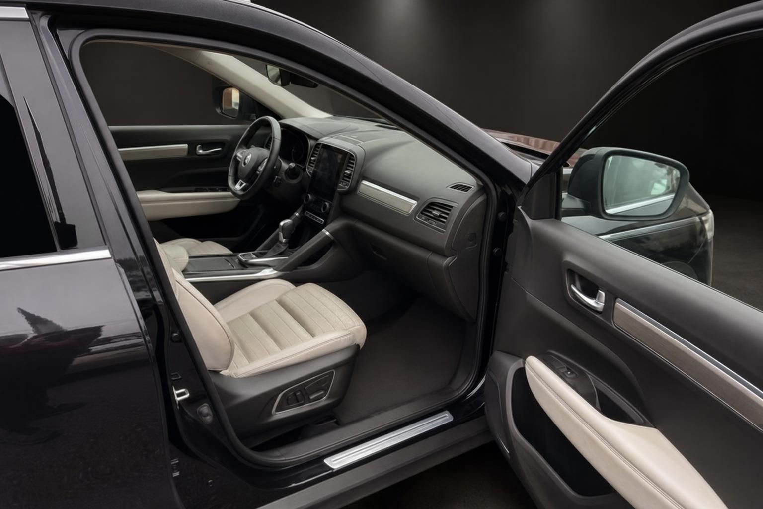 Renault Koleos Fahrerseite Innenraum mit Ledersitzen und Armaturenbrett