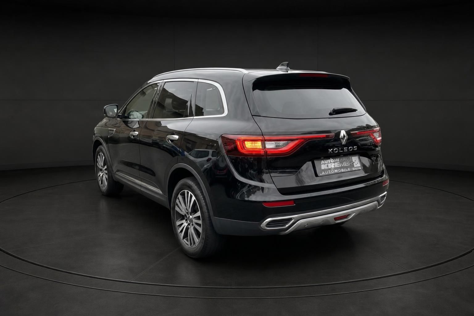 Renault Koleos schwarz, Heckansicht mit Kennzeichenhalter im Studio
