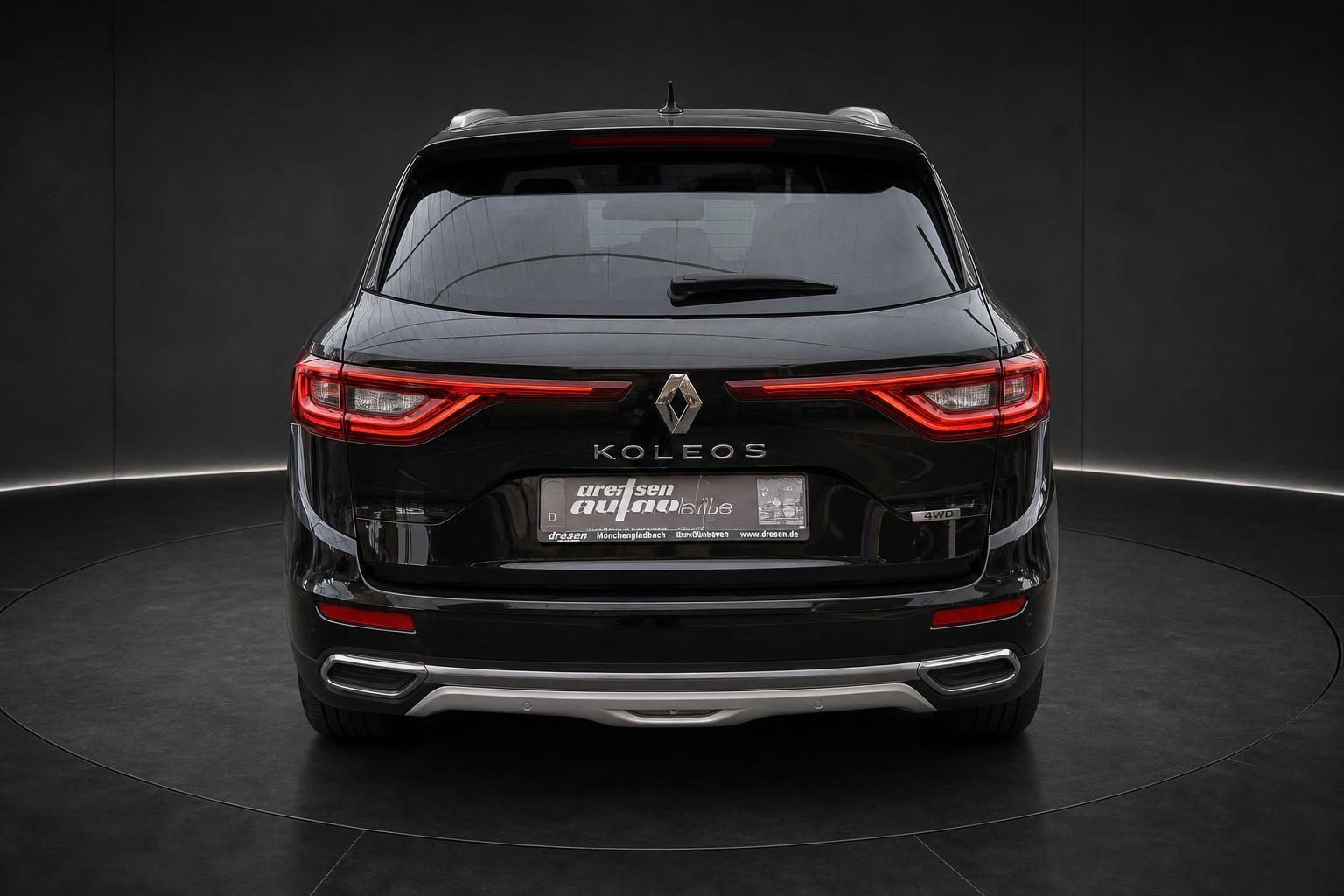 Renault Koleos schwarz Heckansicht mit LED-Rueckleuchten im Studio