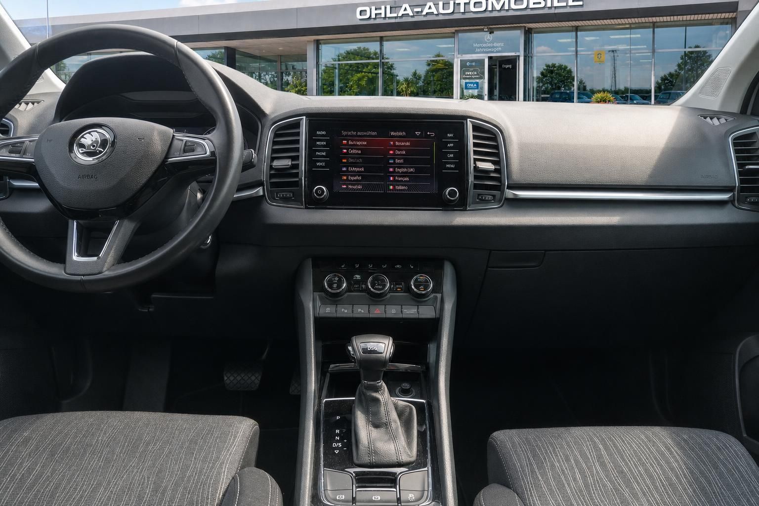 Škoda Karoq Cockpit mit Multimediasystem und Automatikgetriebe